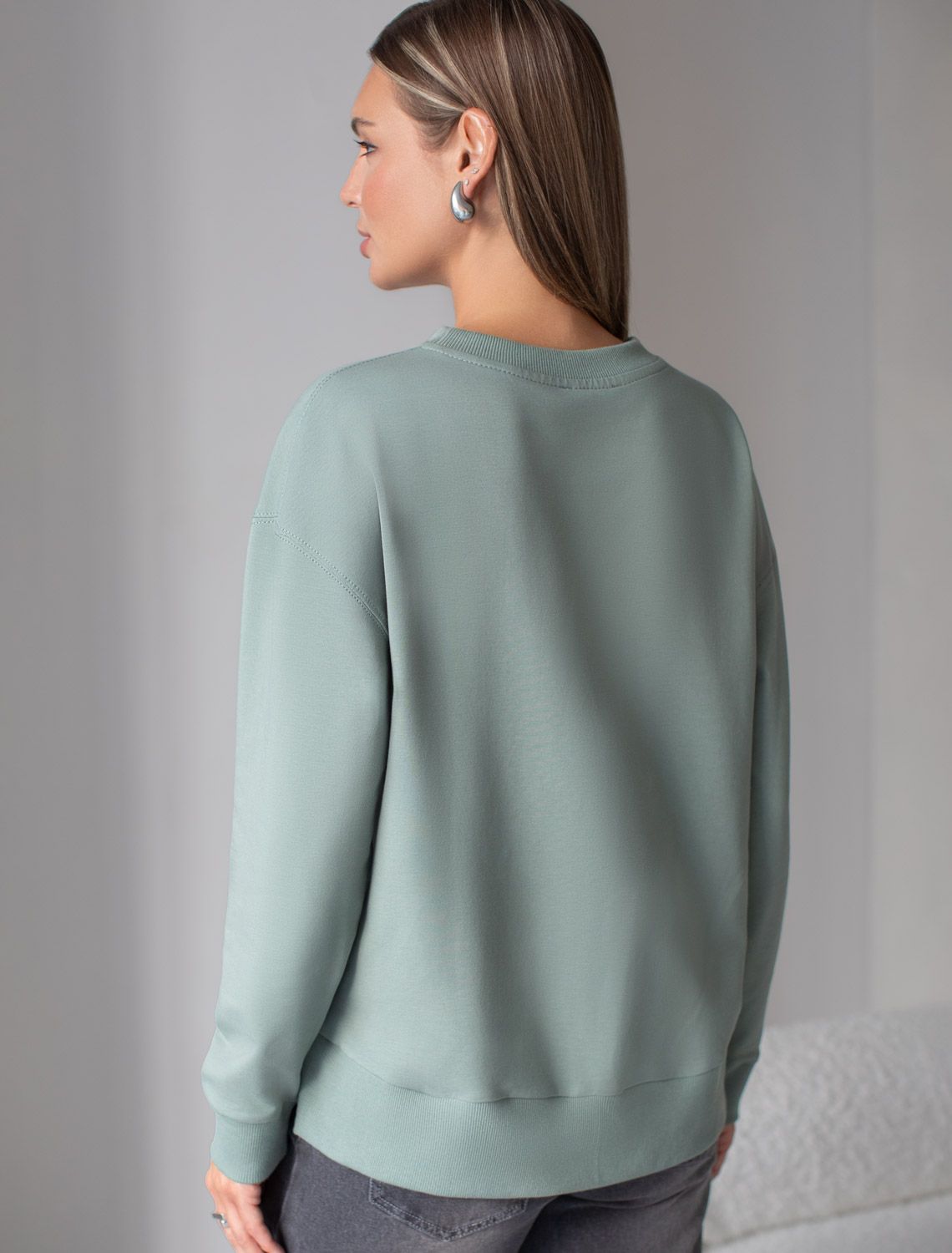 Ст.цена 2090р Свободный свитшот с принтом и разрезами из эластичного футера двухнитки без начеса D49.137 св.оливковый_be yourself