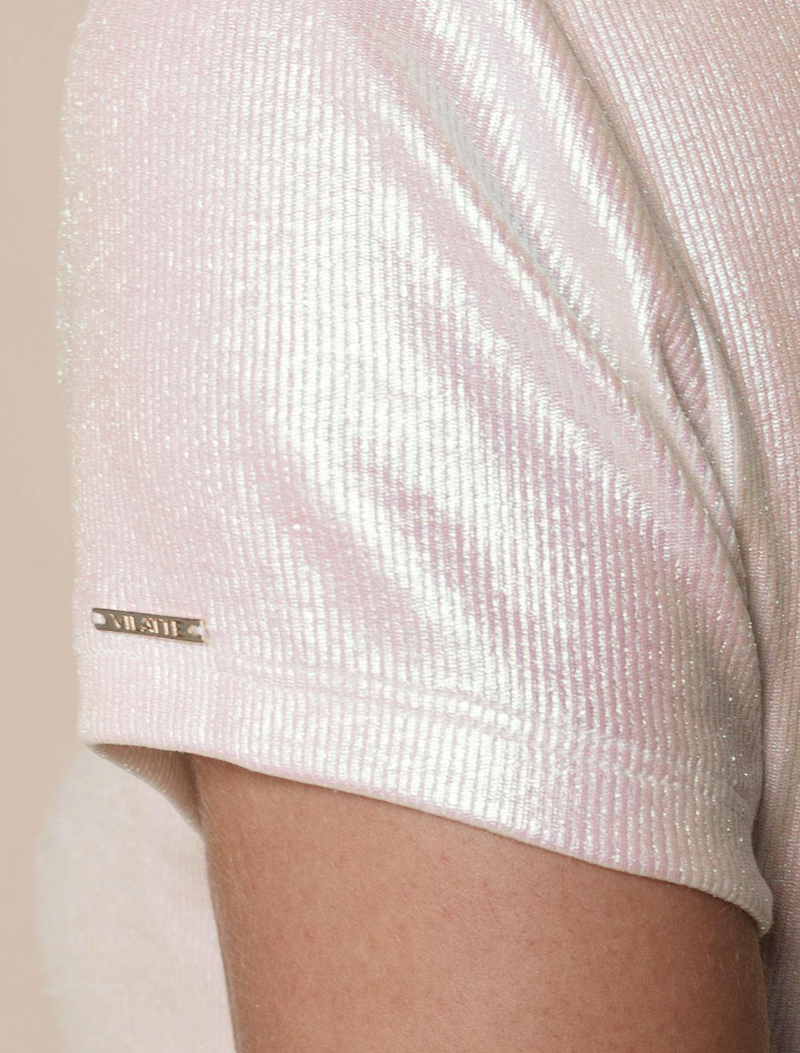 Ст.цена 1590р Футболка облегающая из хлопка в рубчик с вырезом лодочка с матовым покрытием металлик D49.093 перламутровый