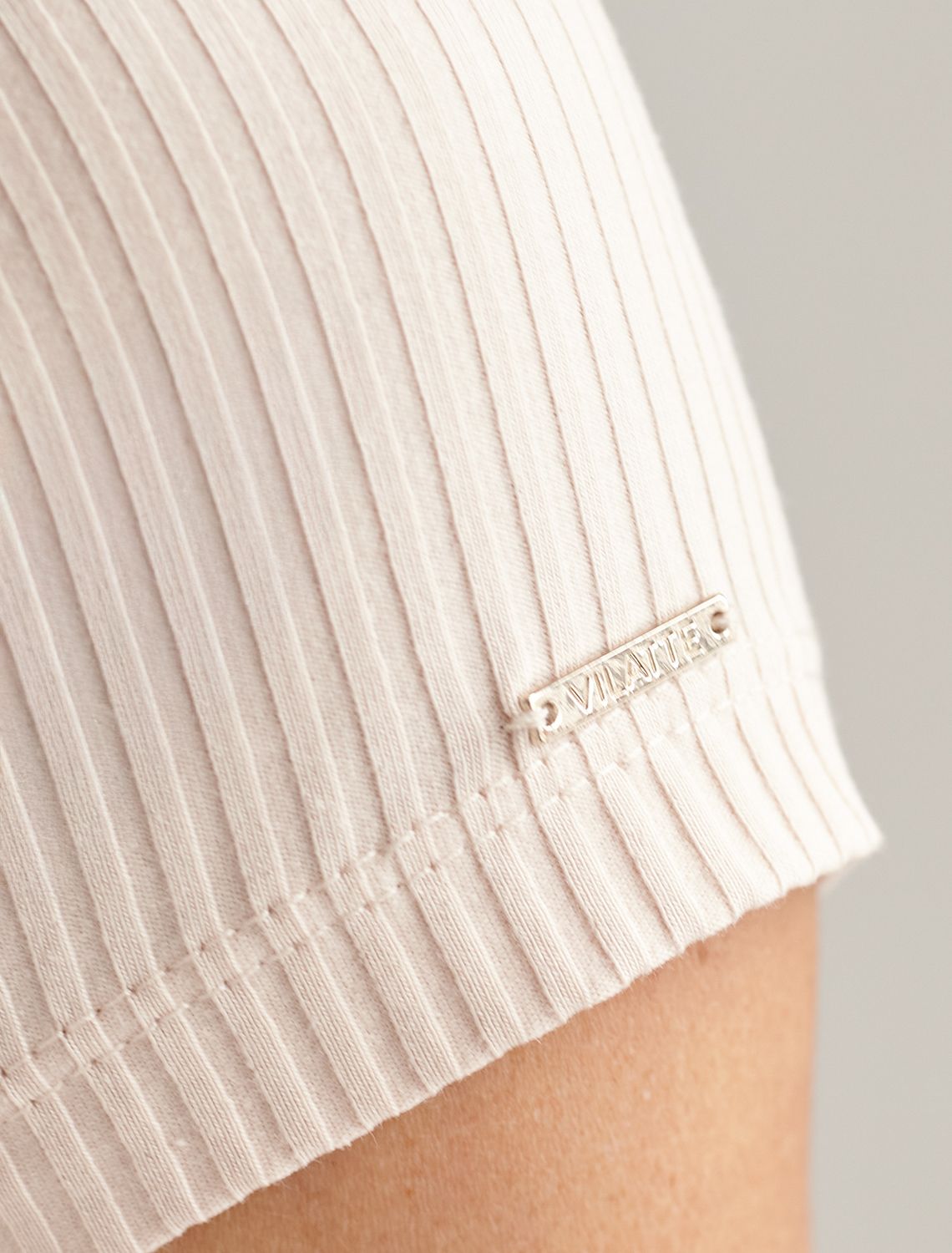 Ст.цена 1490р Футболка из фактурного трикотажа в рубчик D49.104 овсяный