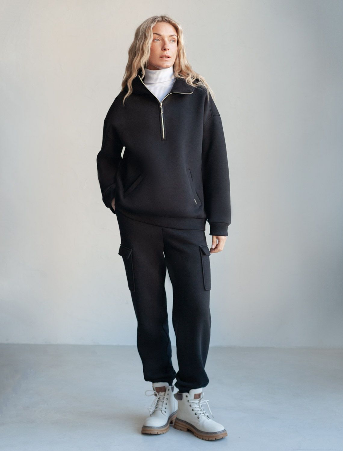 Ст.цена 2650р Брюки джоггеры с накладными карманами из футера трехнитки с начесом D44.150 черный