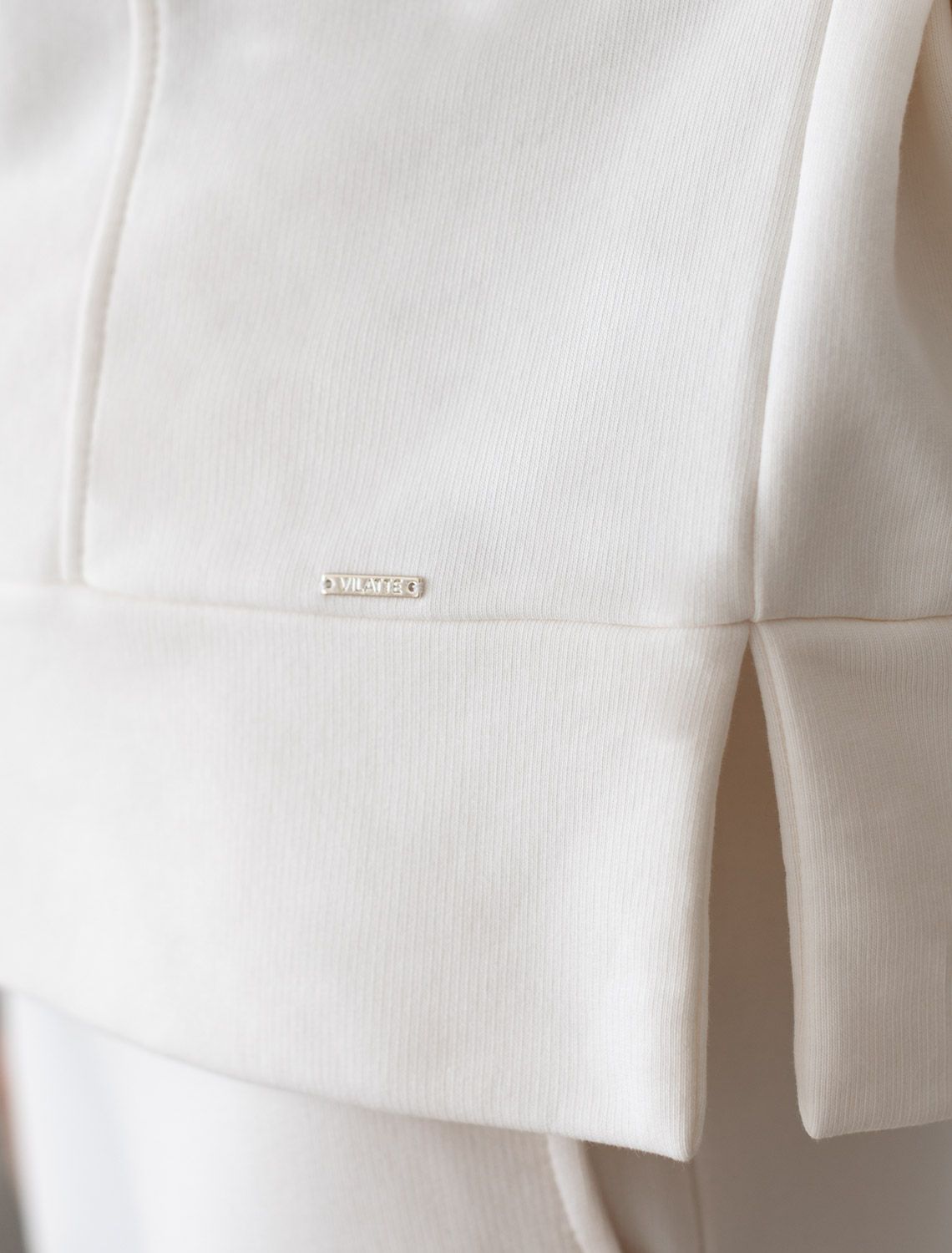 Ст.цена 2390р Джемпер с воротом на молнии из петельчатого футера трехнитки с эластаном D49.130 молочный