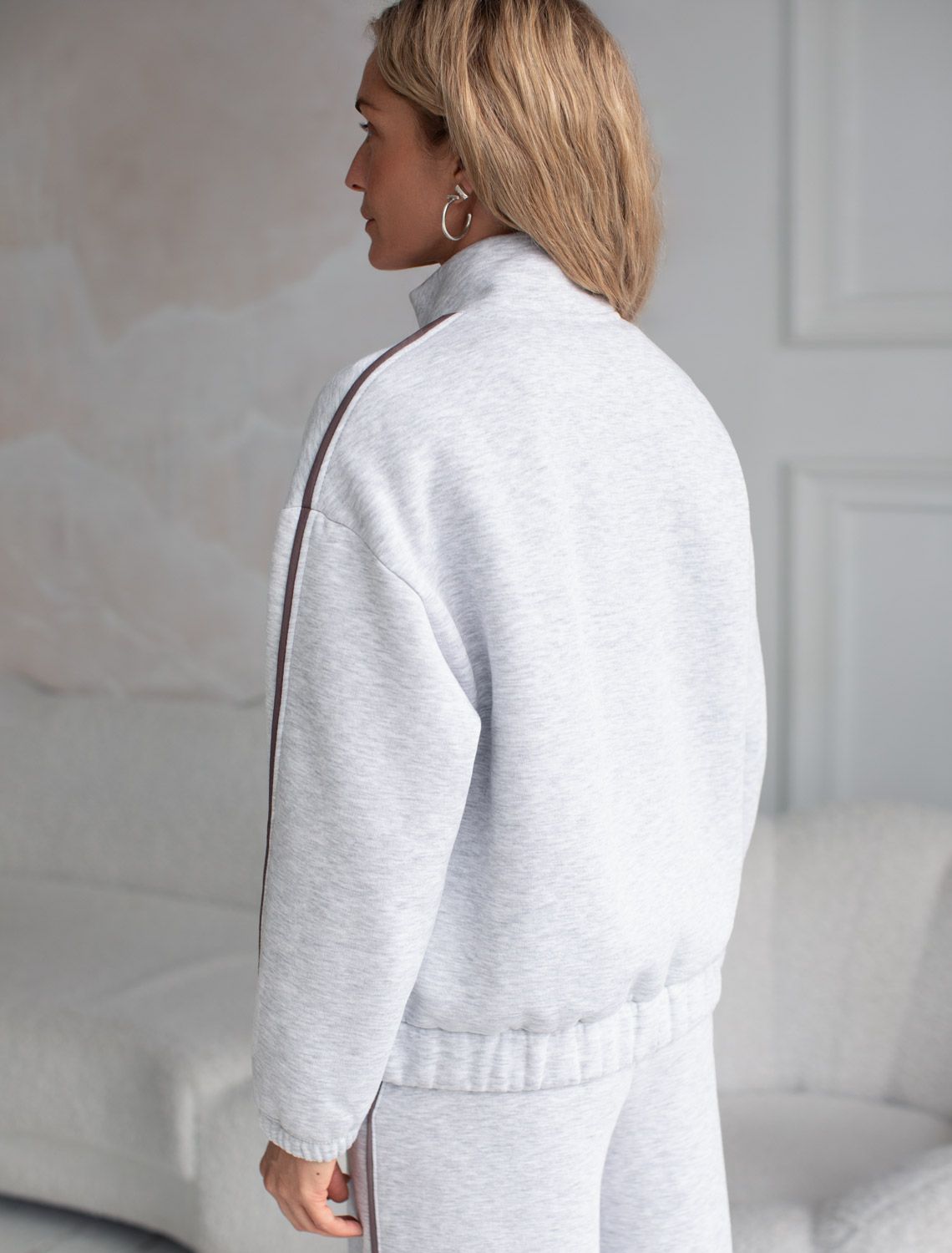 Ст.цена 2890р Бомбер среднего объема из эластичного футера трехнитики c начесом D49.143 серый меланж