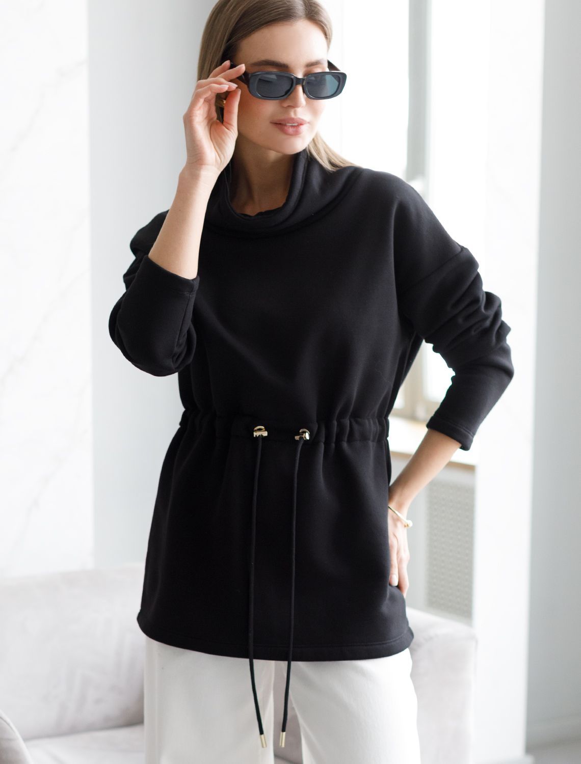 Ст.цена 1990р Джемпер с объемным воротом и шнуром на талии из футера-трехнитки D49.966 черный