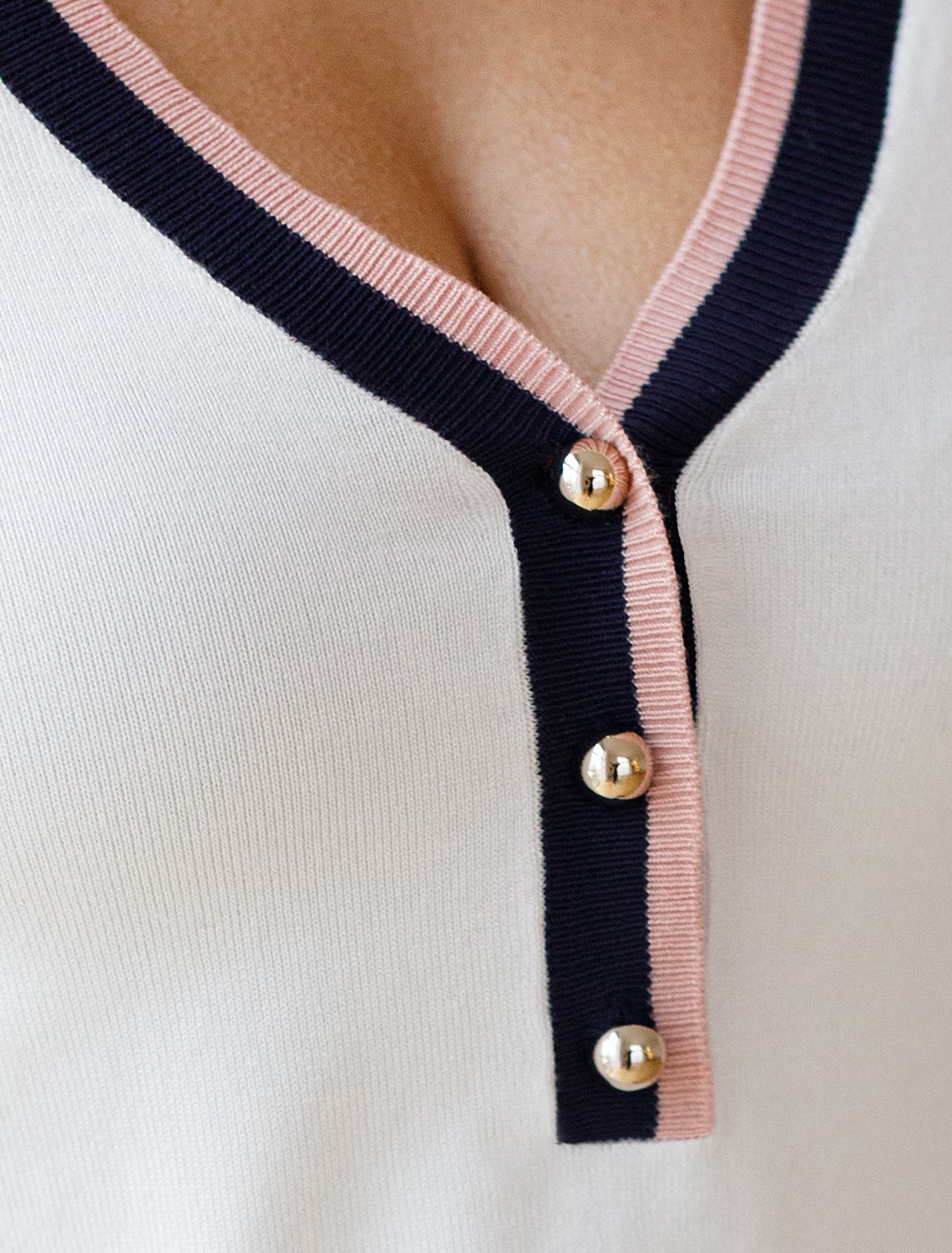 Ст.цена 1790р Джемпер с V-вырезом с коротким рукавом из вискозы D39.387 белый