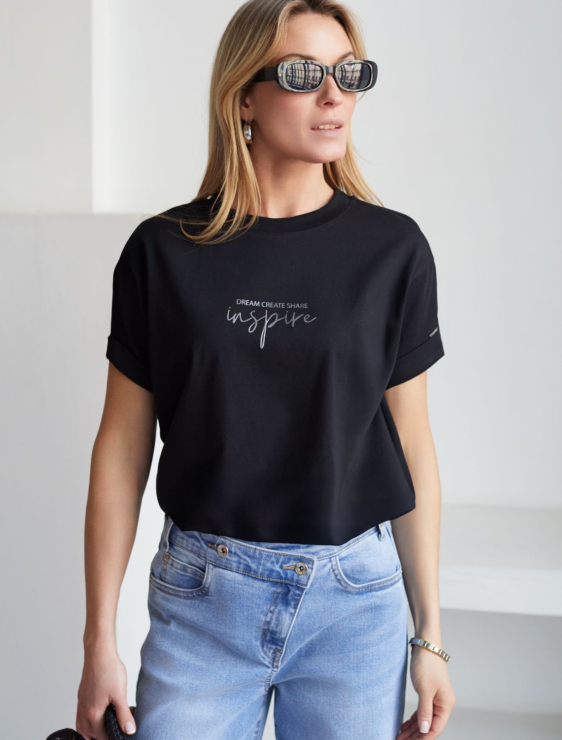 Ст.цена 1390р Футболка из премиального хлопка с авторским принтом D49.117 черный_inspire