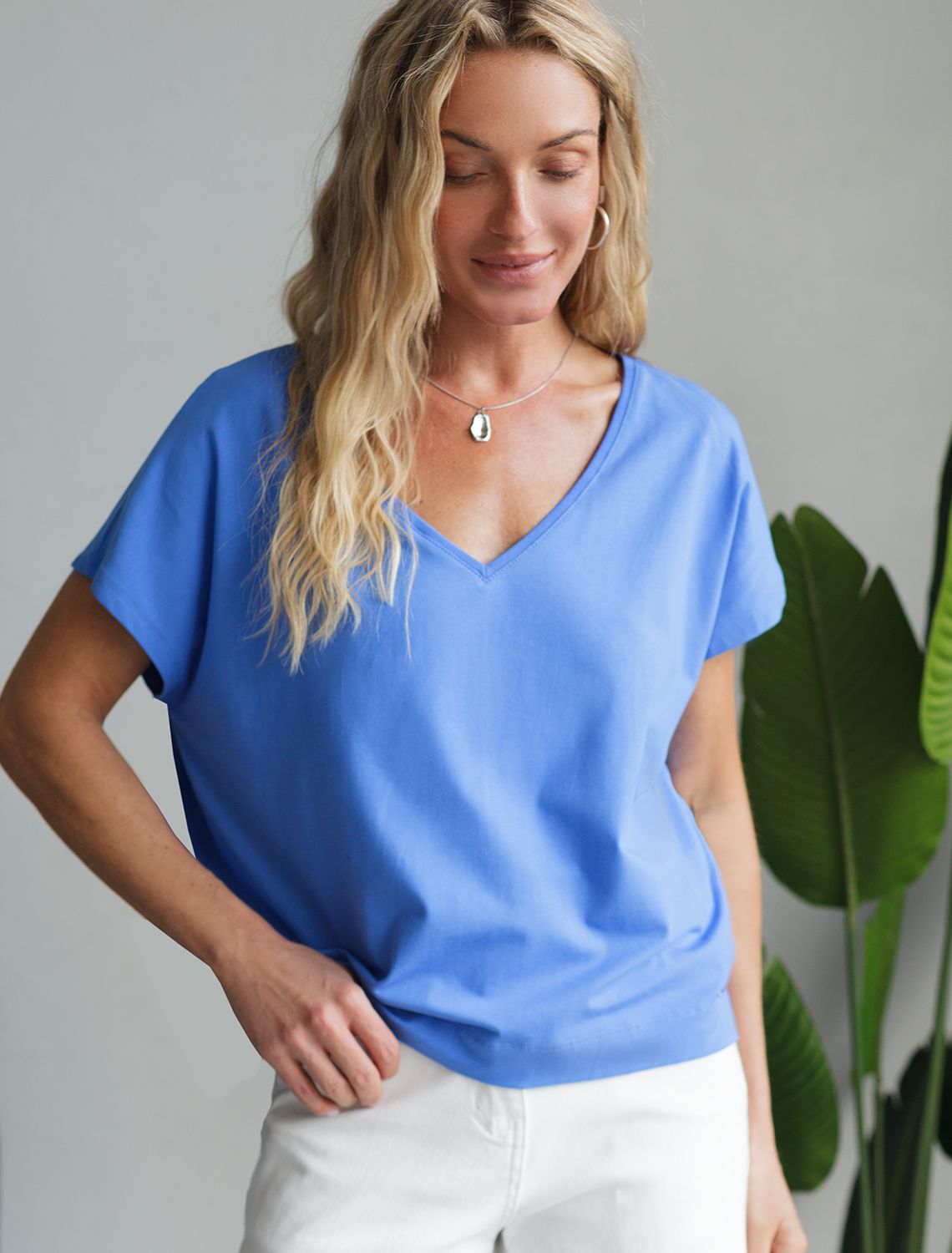 Ст.цена 1290р Футболка с V-вырезом и цельнокроеным рукавом из премиального хлопка D49.100 васильковый