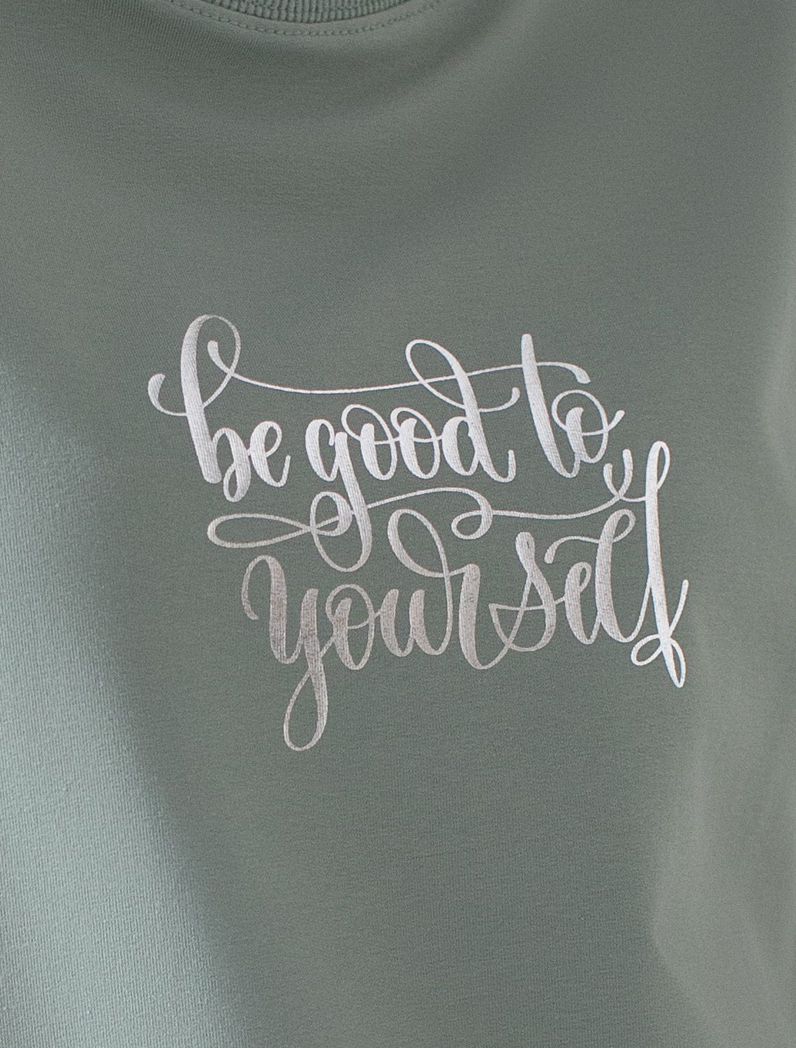 Ст.цена 2090р Свободный свитшот с принтом и разрезами из эластичного футера двухнитки без начеса D49.137 св.оливковый_be yourself