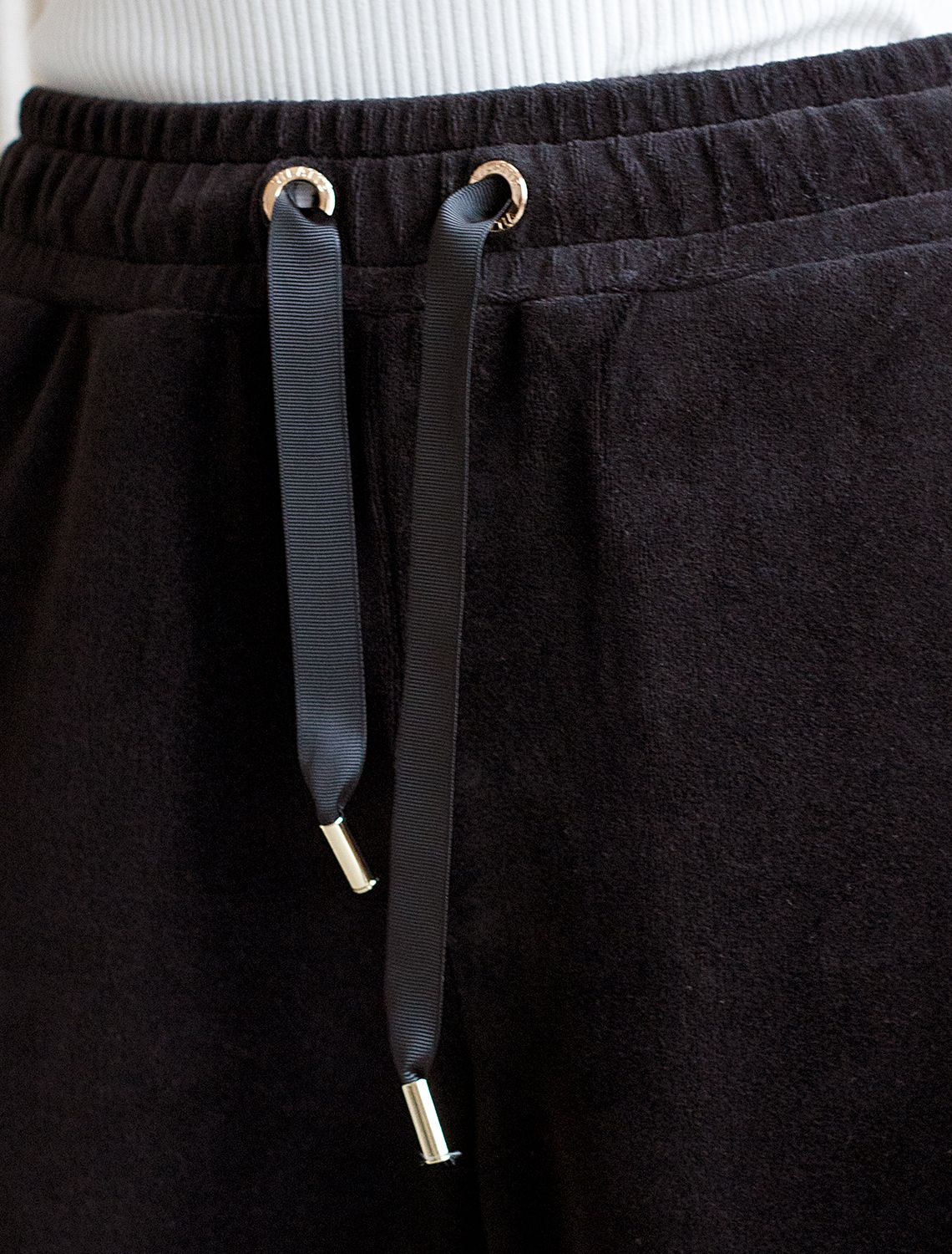 Ст.цена 2390р Прямые брюки из бархатистого велюра D44.117 черный