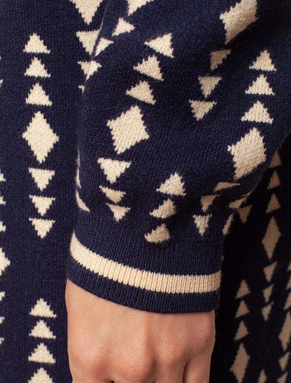 Ст.цена 2990р Платье жаккардовой вязки с кашемиром D32.111 синий-бежевый