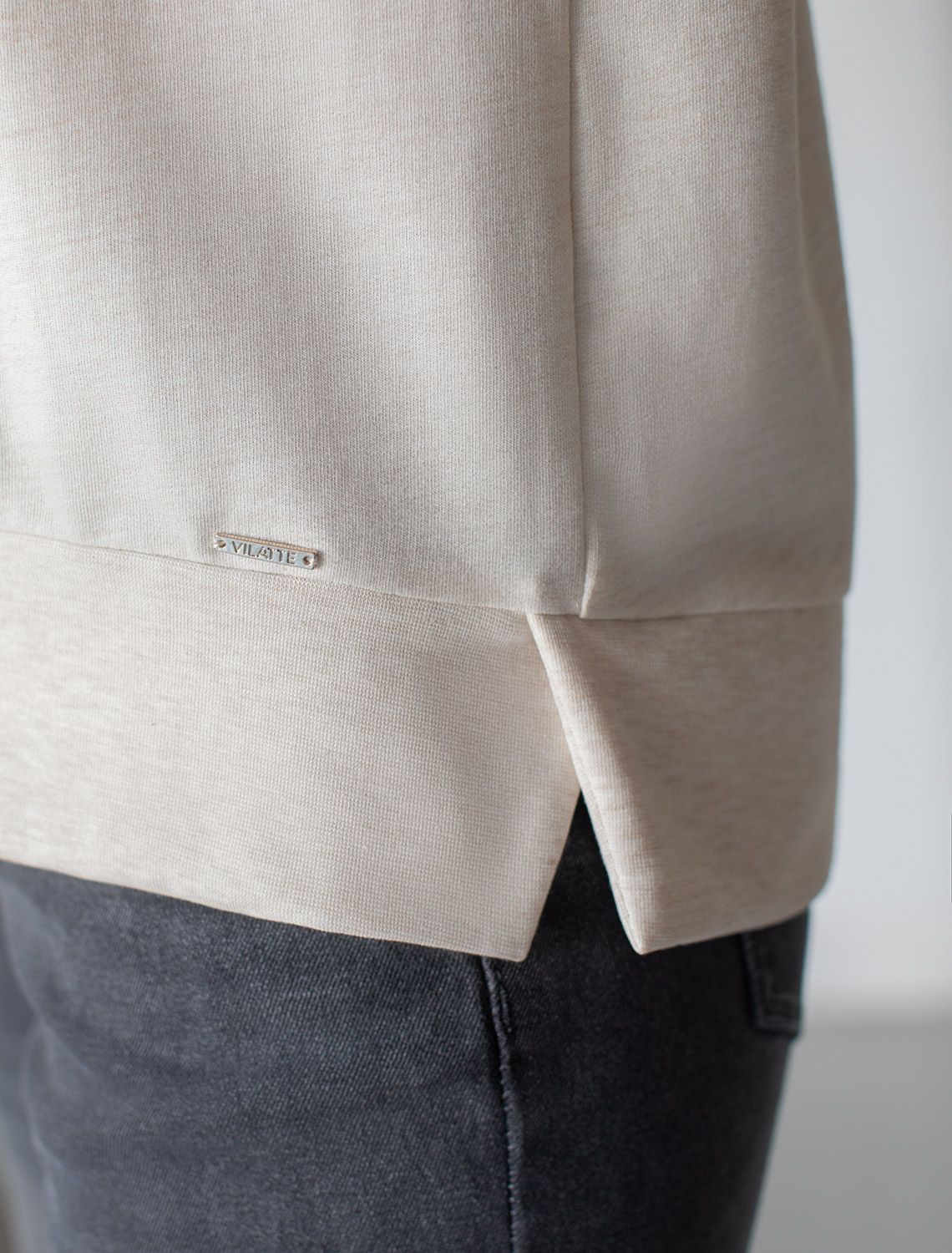 Ст.цена 2090р Свободный свитшот с принтом и разрезами из эластичного футера двухнитки без начеса D49.137 бежевый меланж_листья