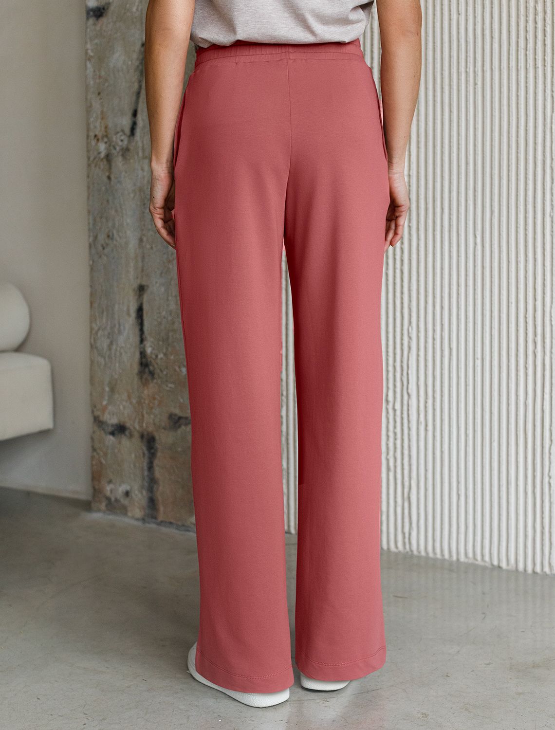 Ст.цена 2390р Прямые трикотажные брюки на резинке из футера двухнитки эластичные D44.135 терракотовый