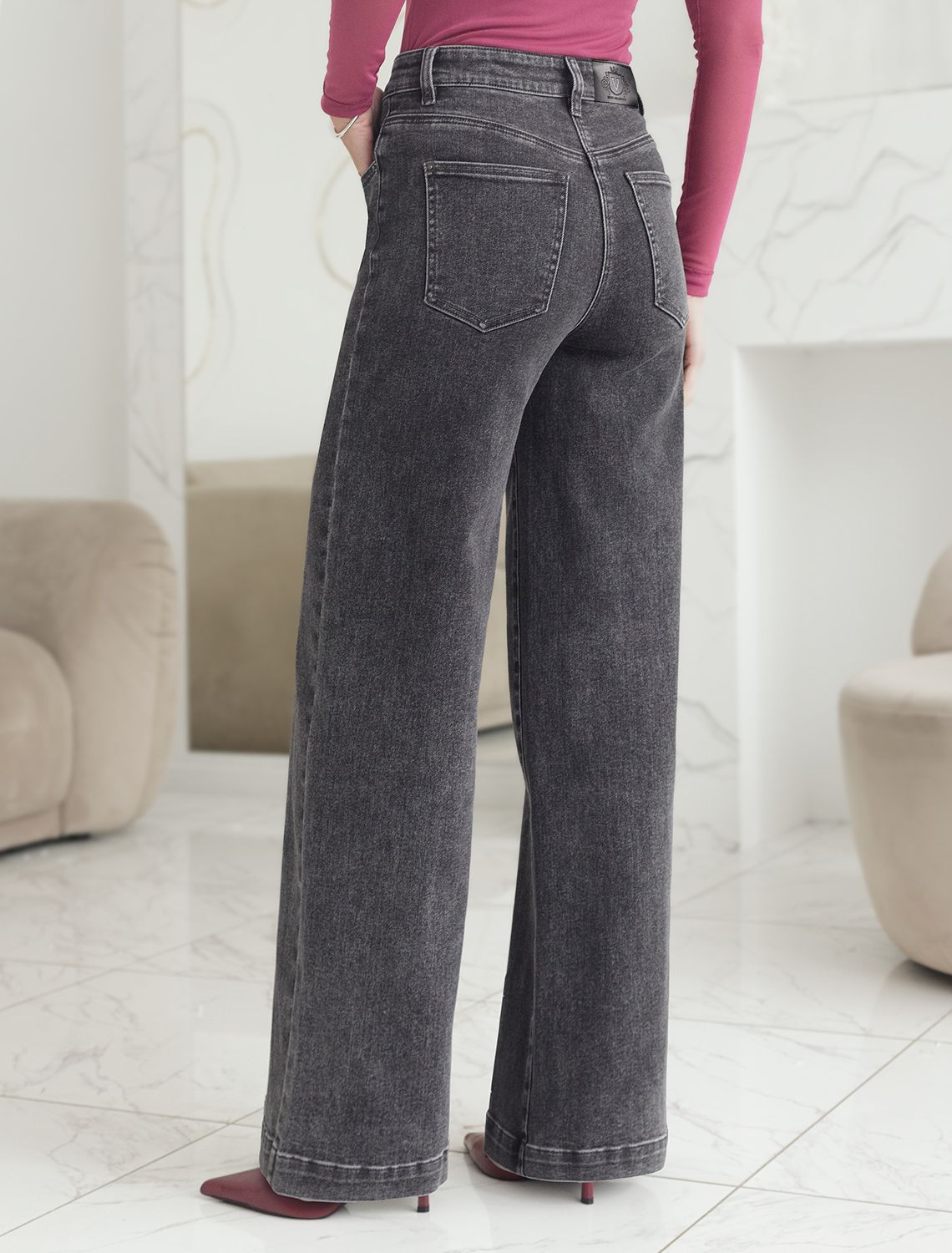 Джинсы трубы с декоративной стиркой из эластичного плотного денима