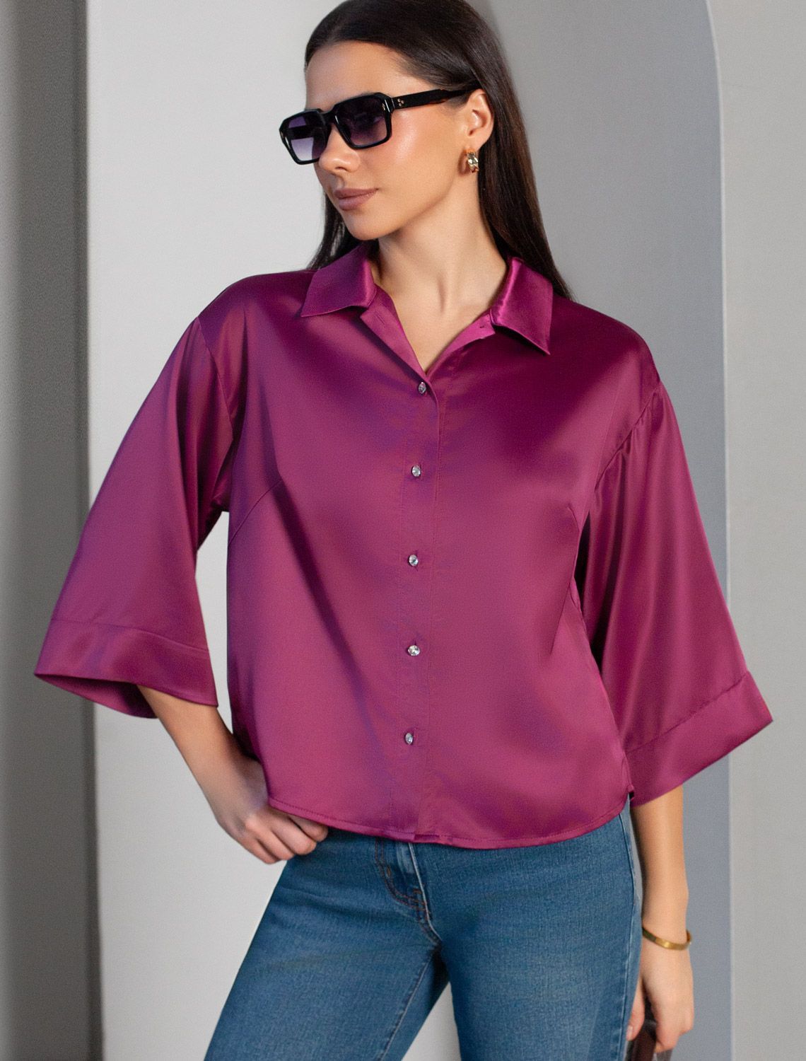 Блузка с короткими рукавами из плотного струящегося сатина