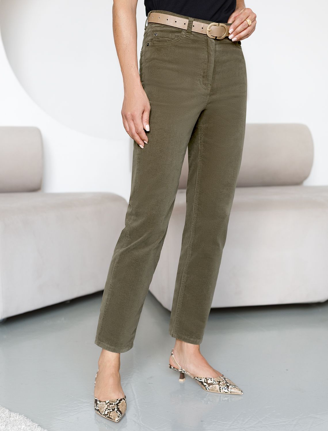 Укороченные эластичные брюки слим из микро вельвета