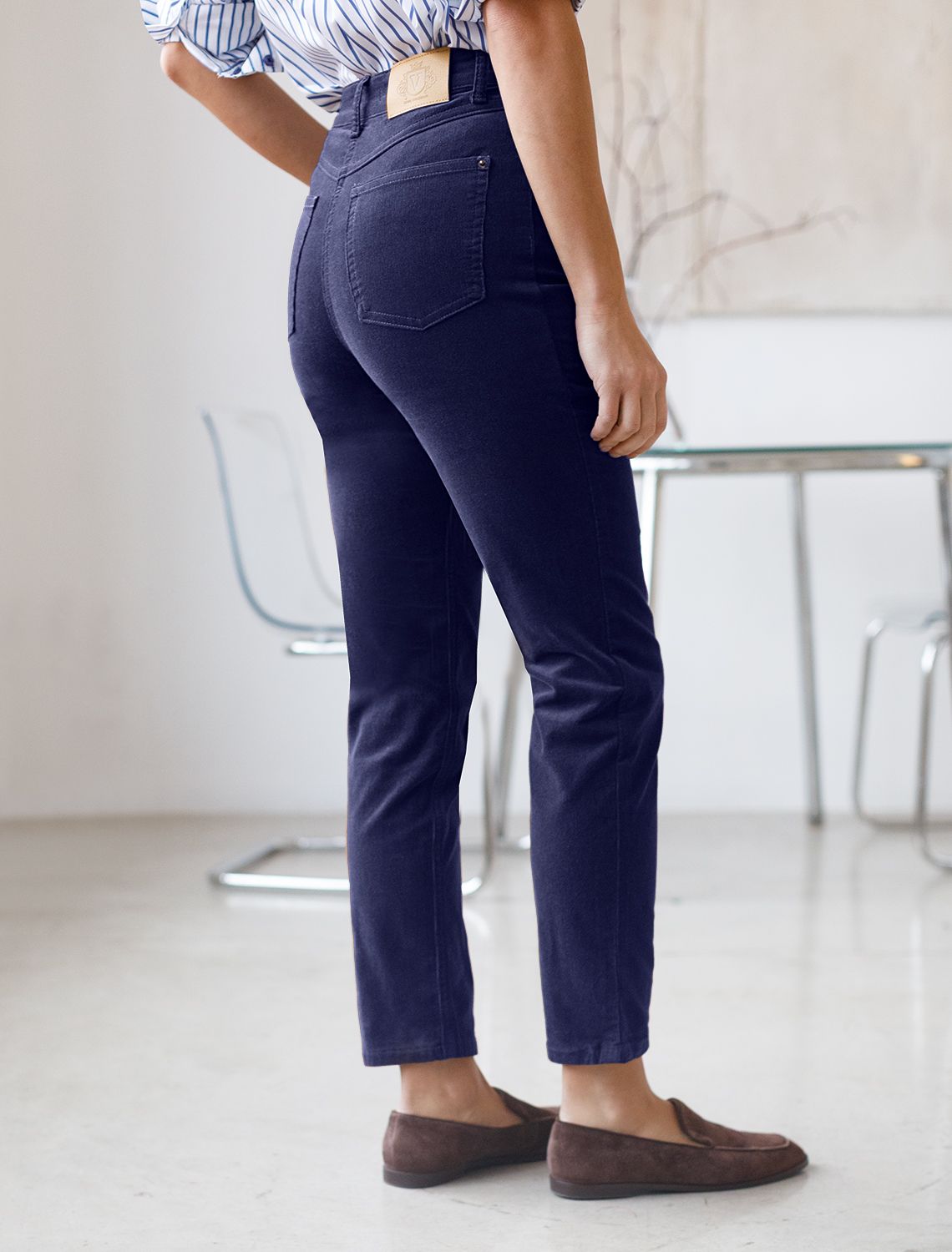 Укороченные эластичные брюки слим из микро вельвета