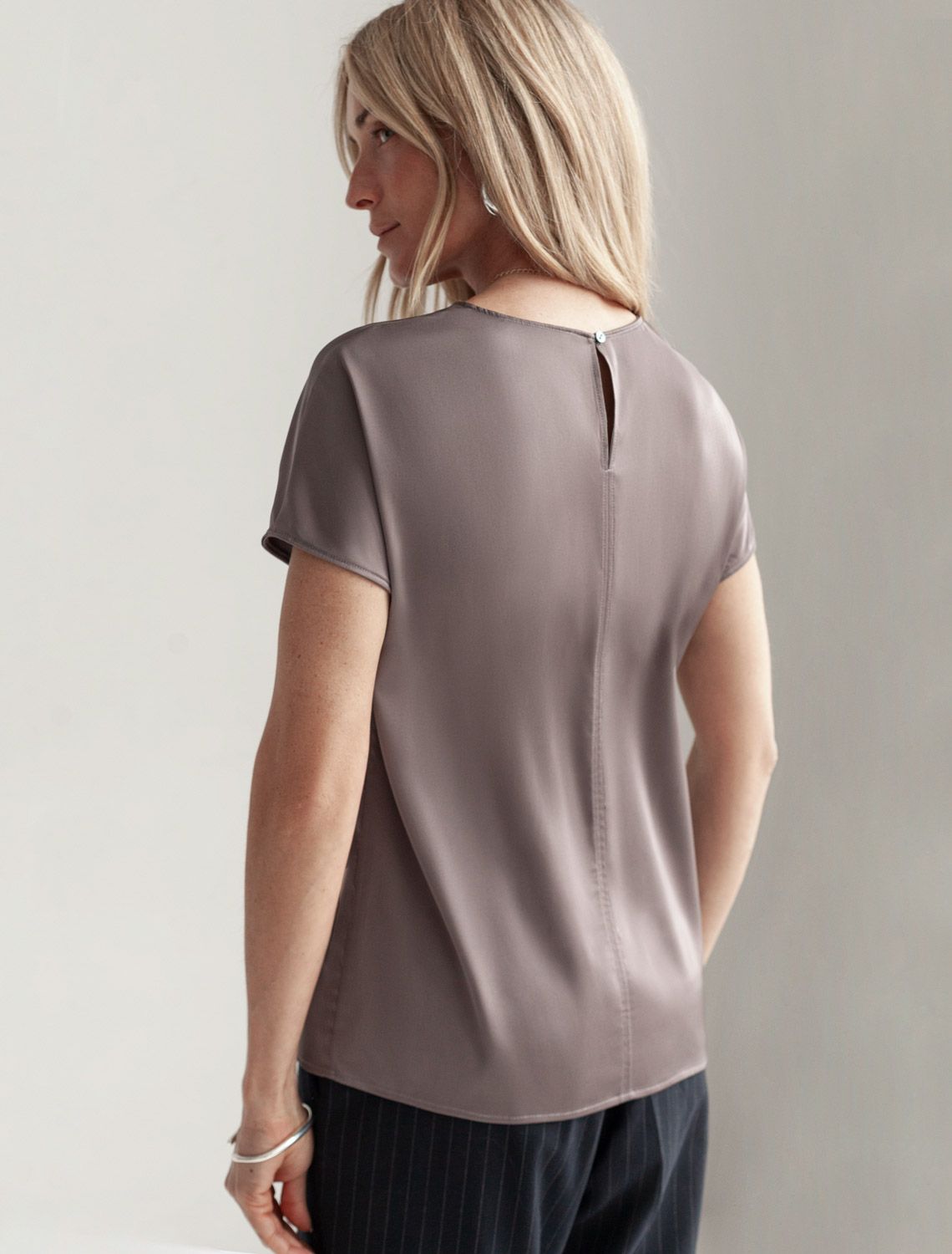Блузка из стаина с коротким рукавом