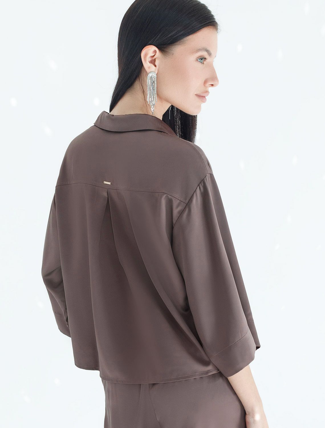 Блузка с короткими рукавами из плотного струящегося сатина