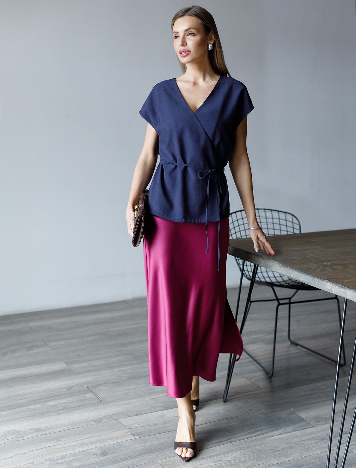 Юбка миди с разрезом из струящегося плотного сатина