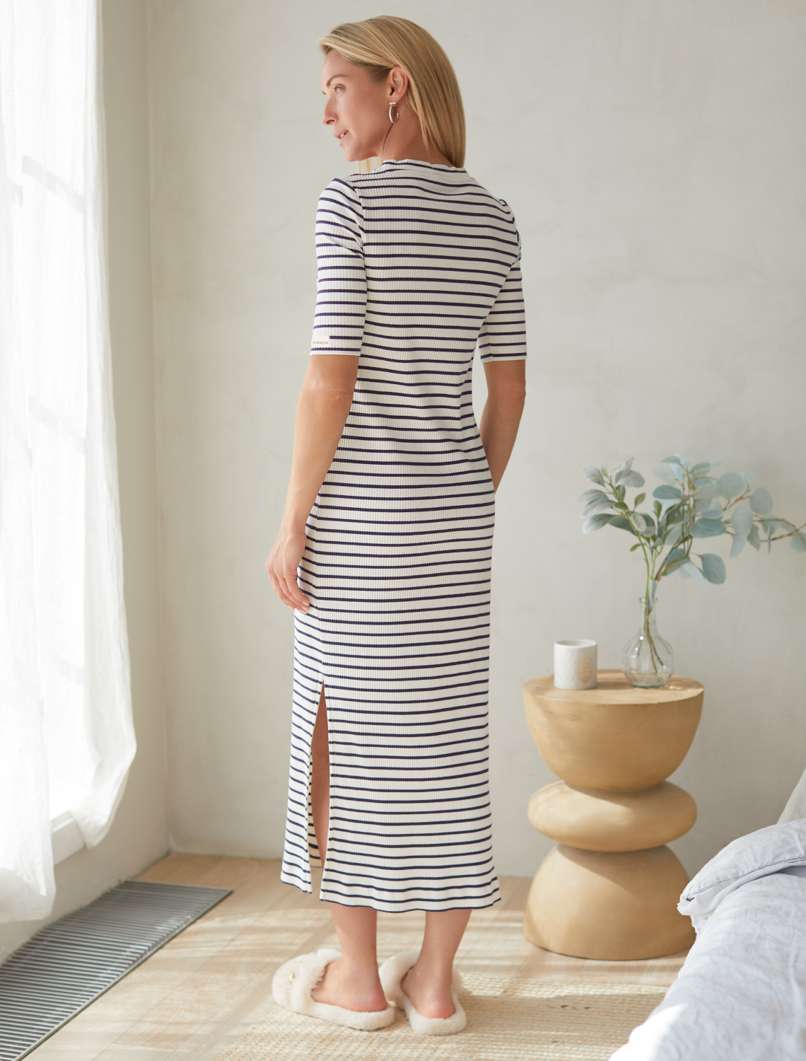 Платье из трикотажа в широкий рубчик с разрезами