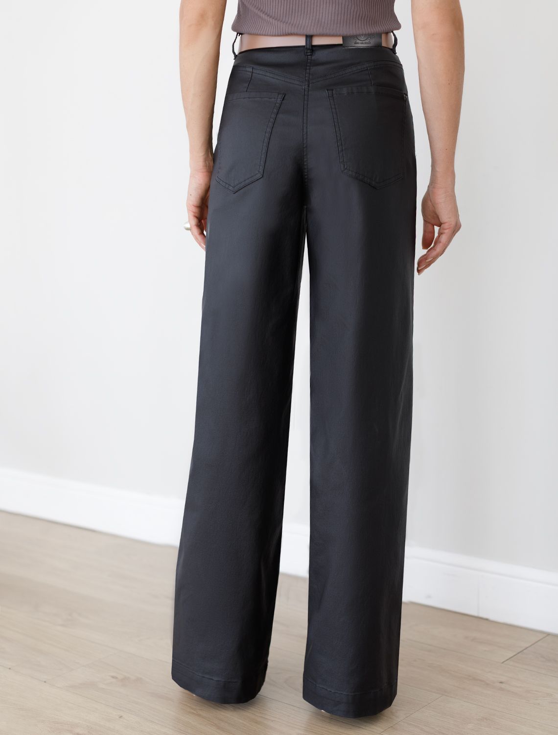 Брюки-трубы из эластичного хлопка с эффектом кожи