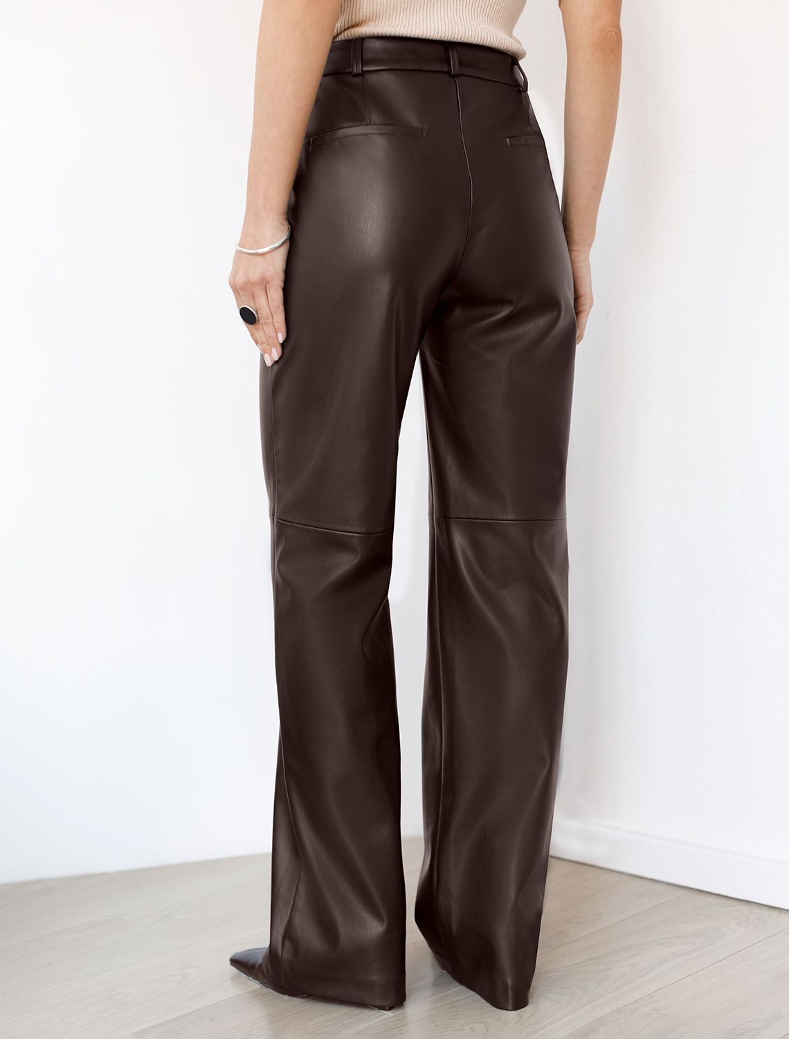 Прямые брюки из искусственной кожи