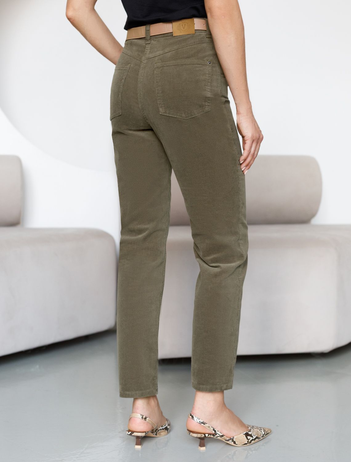 Укороченные эластичные брюки слим из микро вельвета