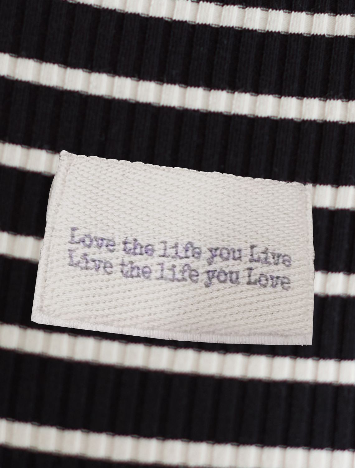 Платье из трикотажа в широкий рубчик с разрезами