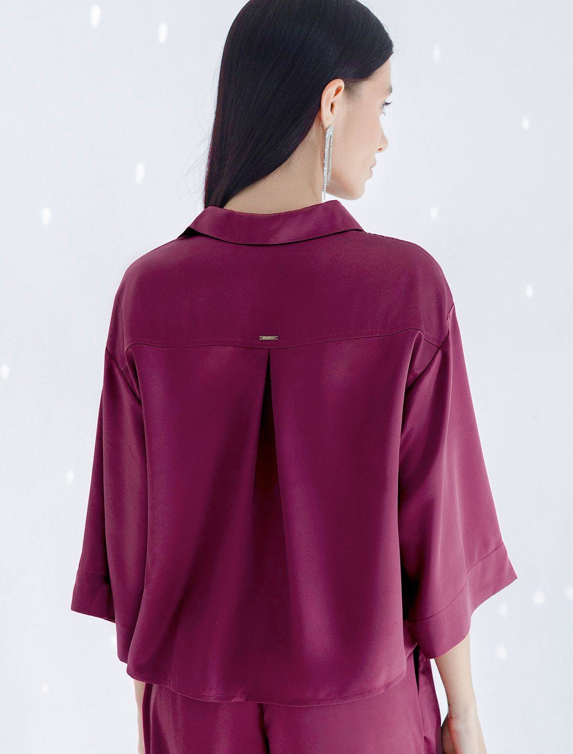 Блузка с короткими рукавами из плотного струящегося сатина