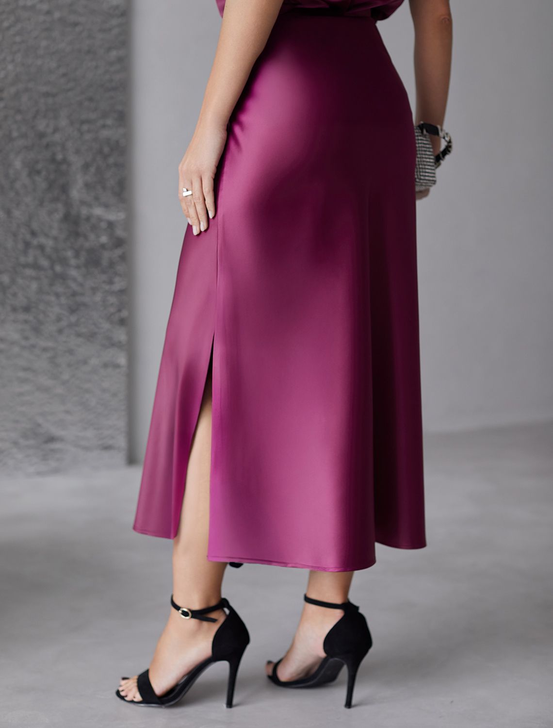 Юбка миди с разрезом из струящегося плотного сатина