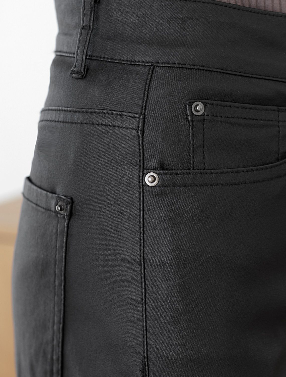 Брюки-трубы из эластичного хлопка с эффектом кожи