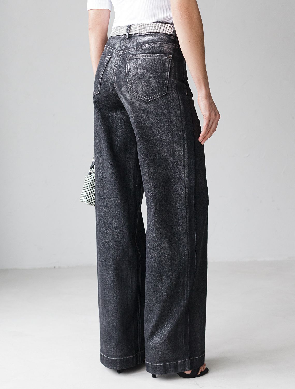 Джинсы трубы из эластичного денима с металлизированным покрытием