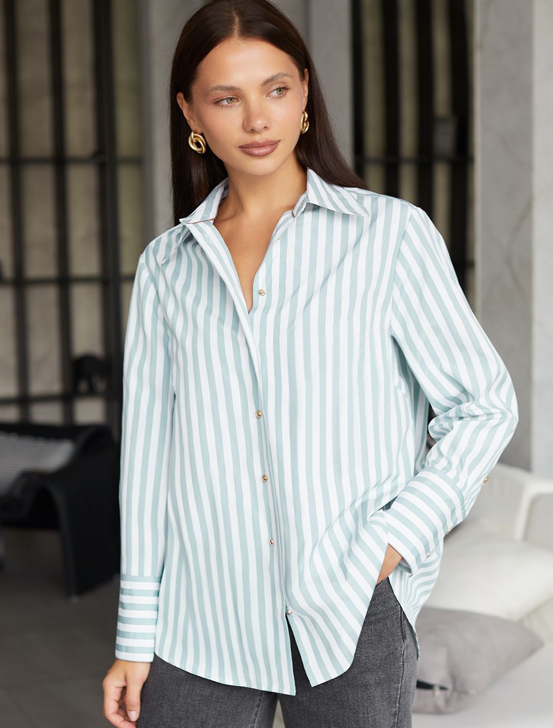 Блузка свободного силуэта с золотистыми пуговицами