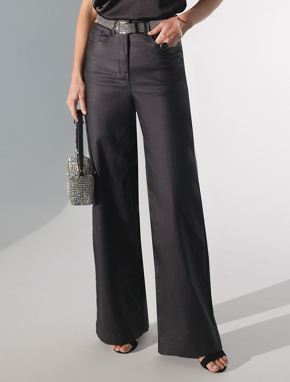 Брюки-трубы из эластичного хлопка с эффектом кожи