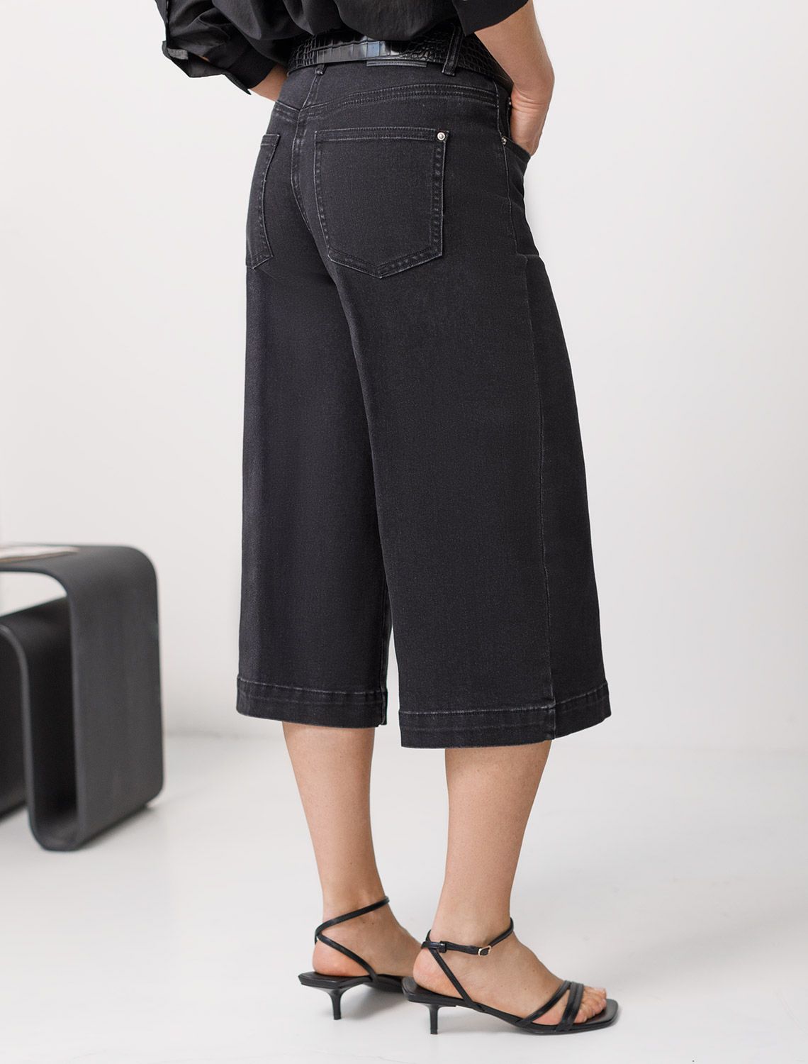 Джинсовые шорты бермуды со стрелками из эластичного денима