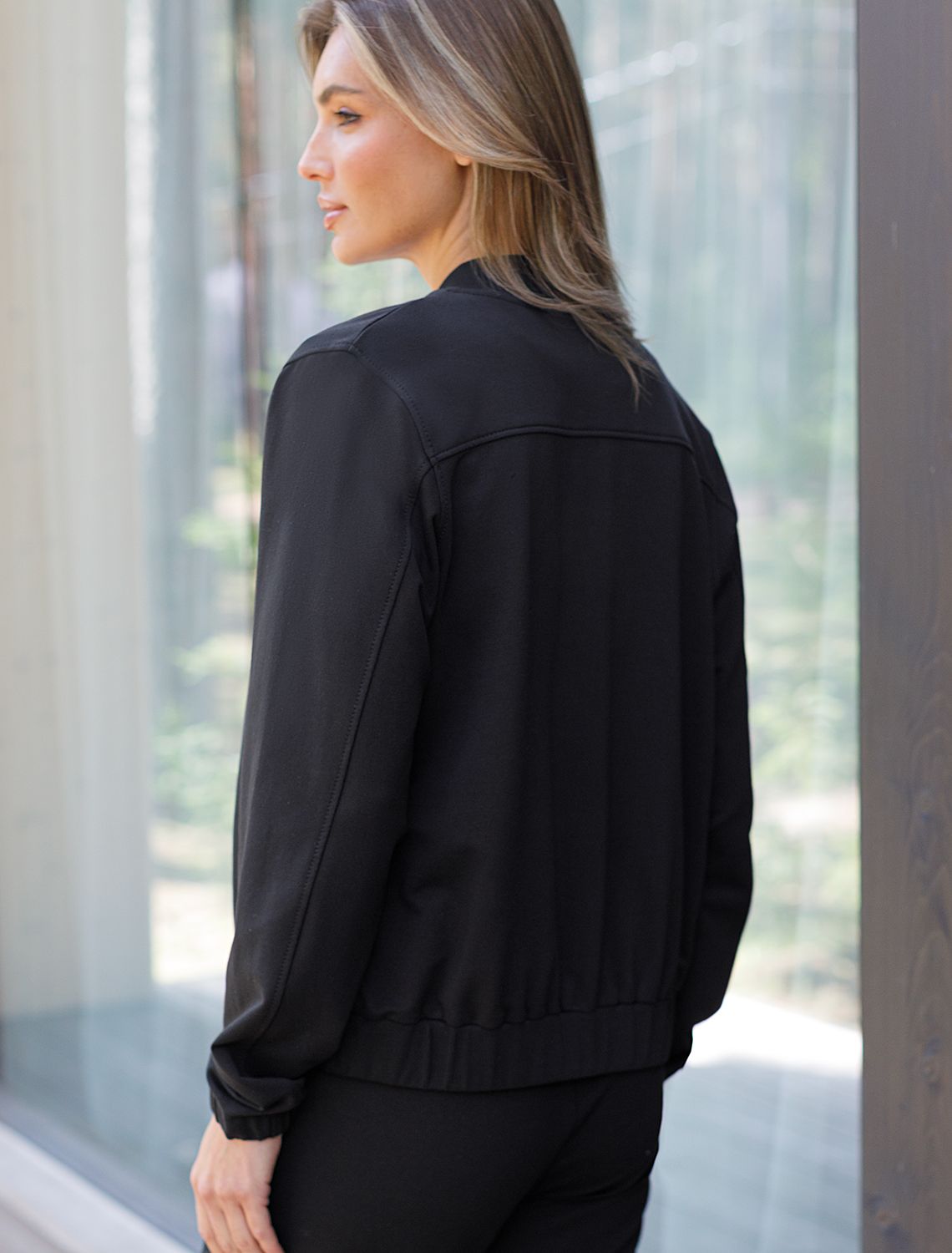 Бомбер среднего объема на молнии с карманами из эластичного футера двухнитки