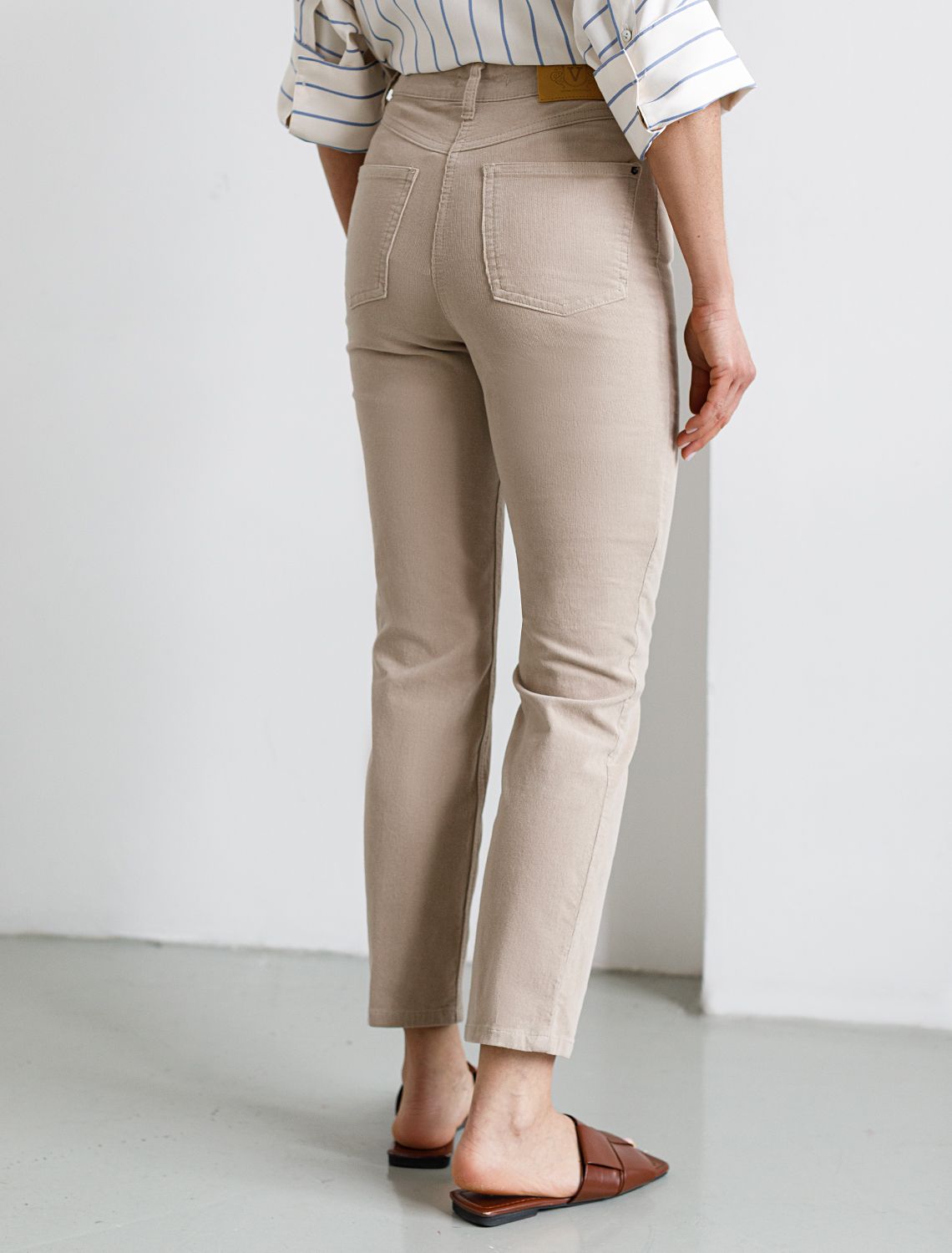 Укороченные эластичные брюки слим из микро вельвета