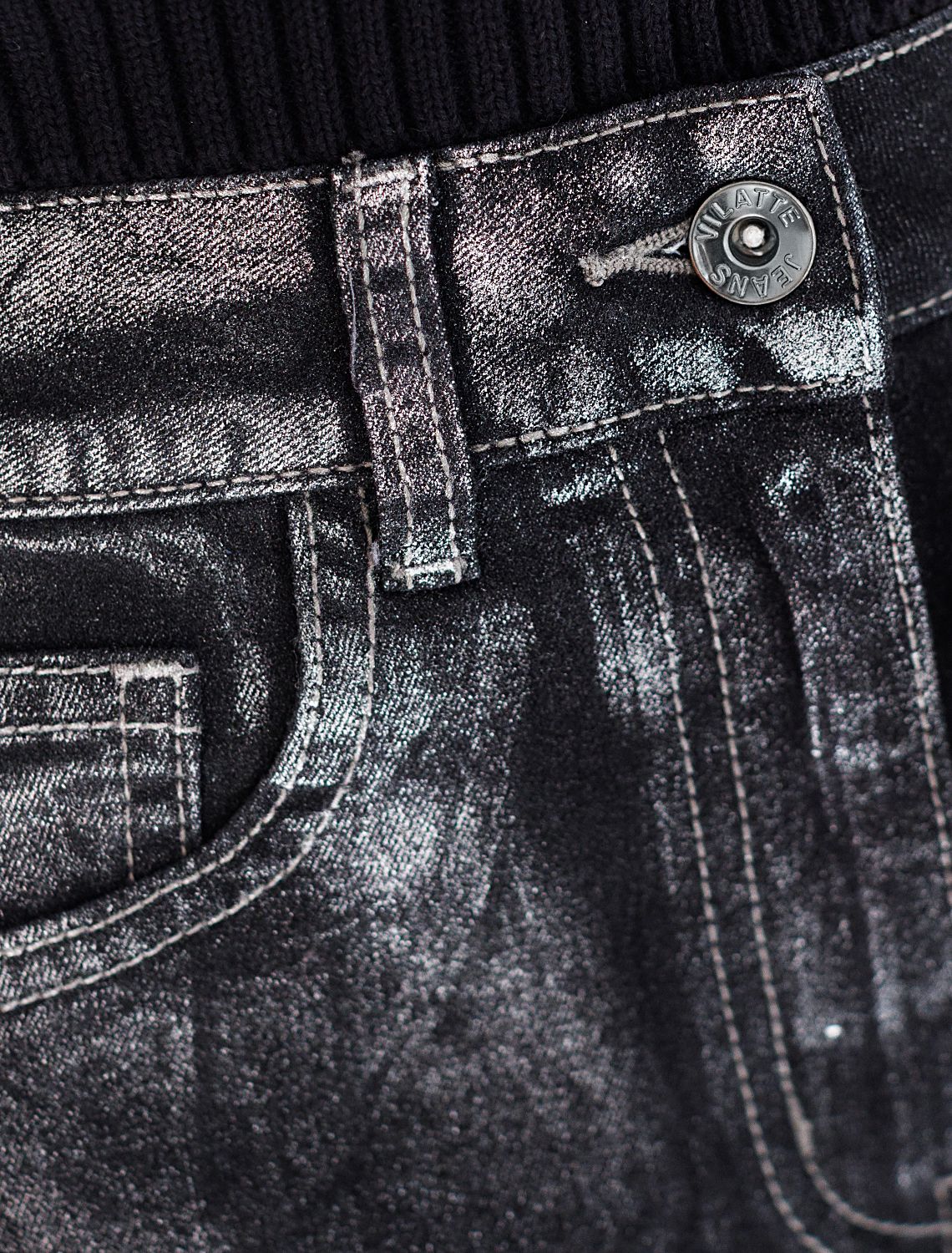 Джинсы трубы из эластичного денима с металлизированным покрытием