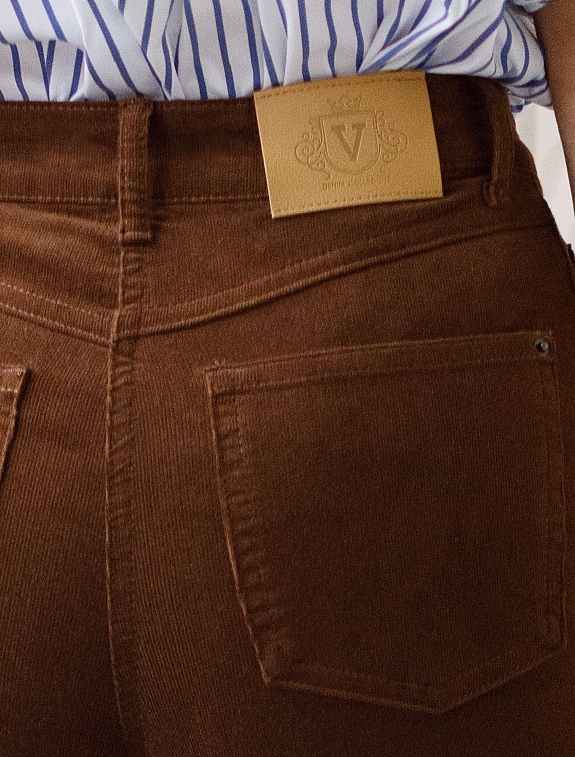 Укороченные эластичные брюки слим из микро вельвета