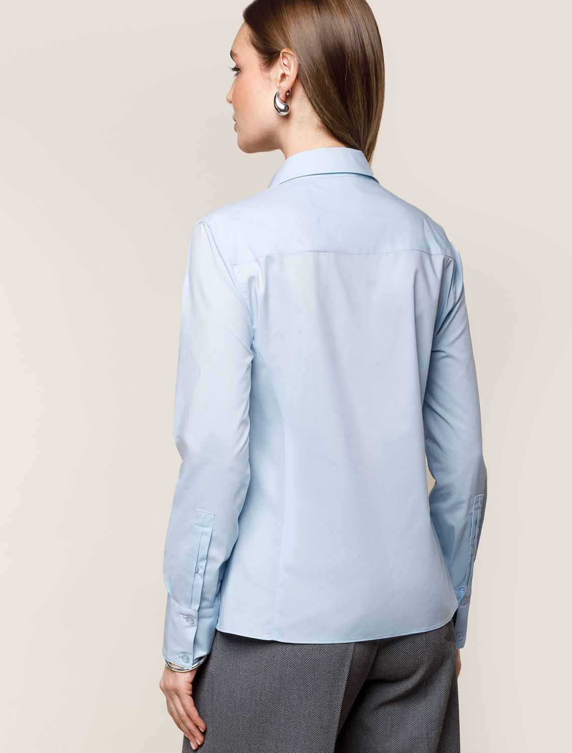 Блузка приталенного силуэта