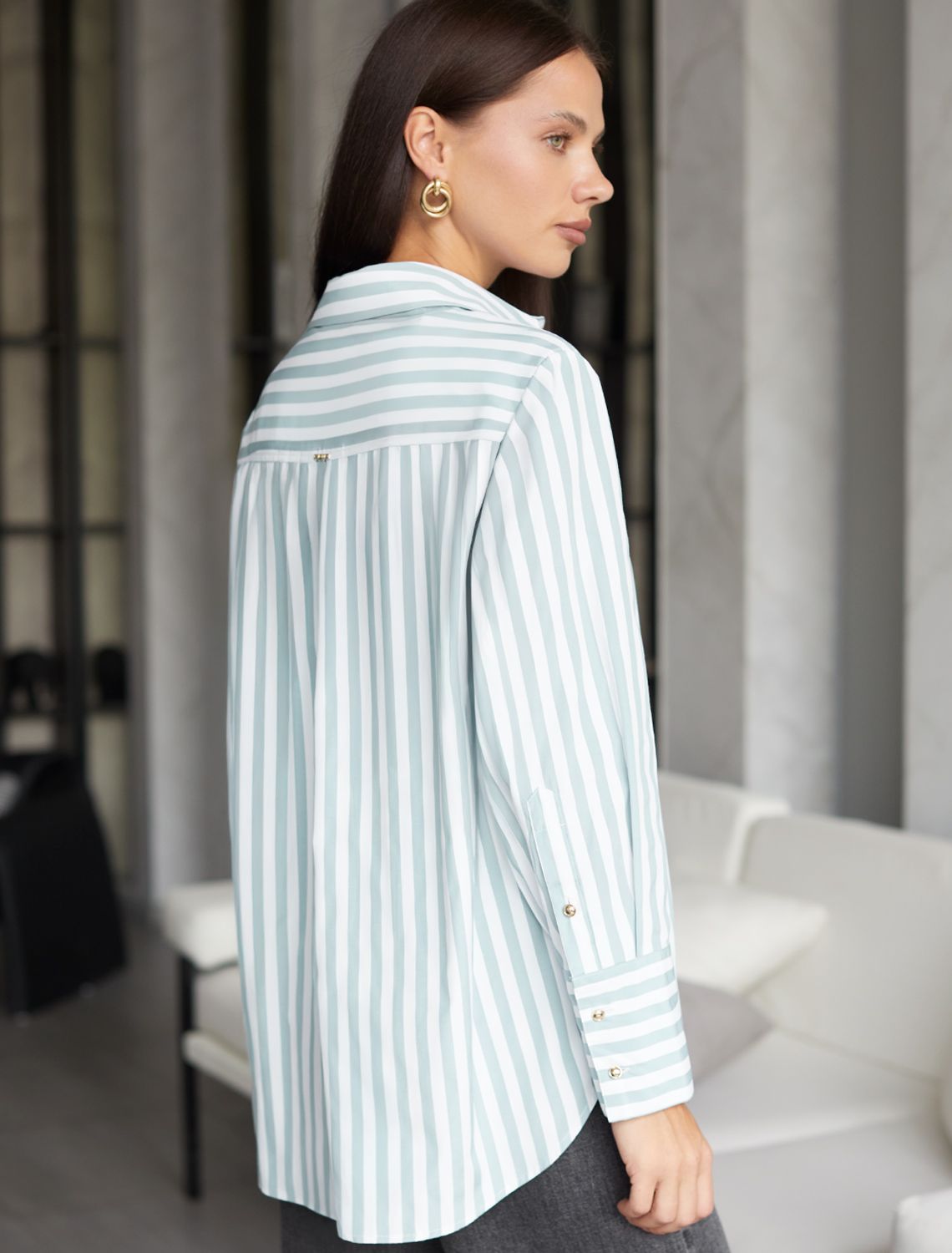 Блузка свободного силуэта с золотистыми пуговицами