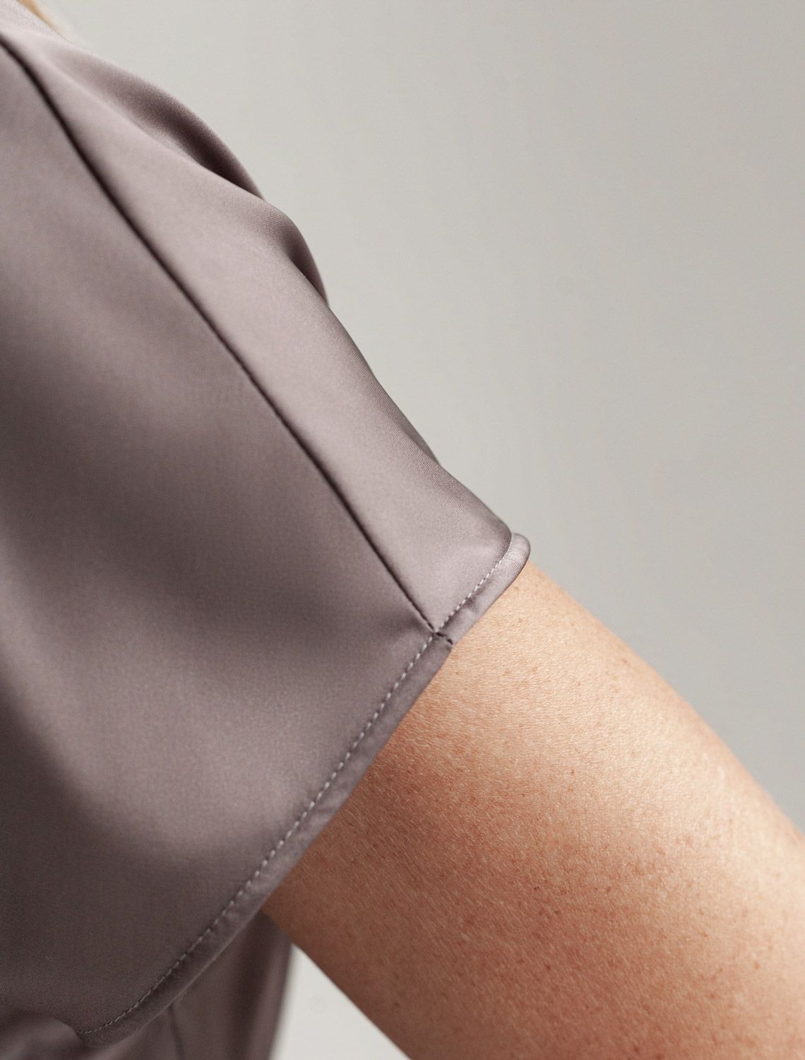 Блузка из стаина с коротким рукавом