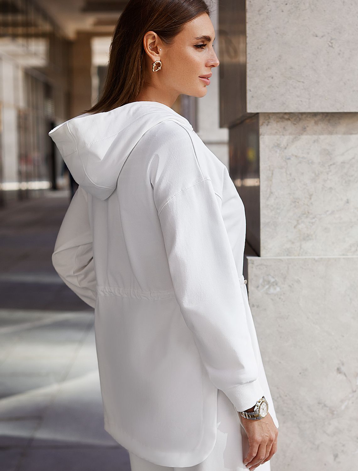 Парка с золотистой фурнитурой из тонкого эластичного футера