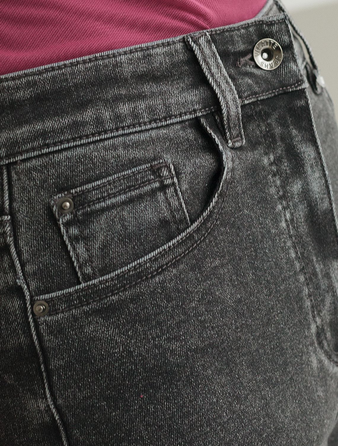 Джинсы трубы с декоративной стиркой из эластичного плотного денима