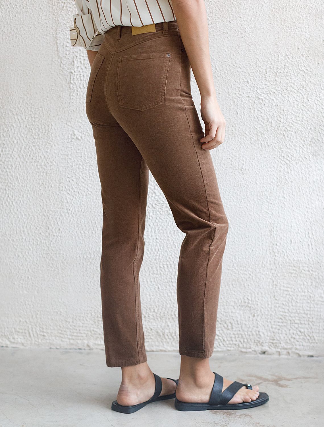 Укороченные эластичные брюки слим из микро вельвета