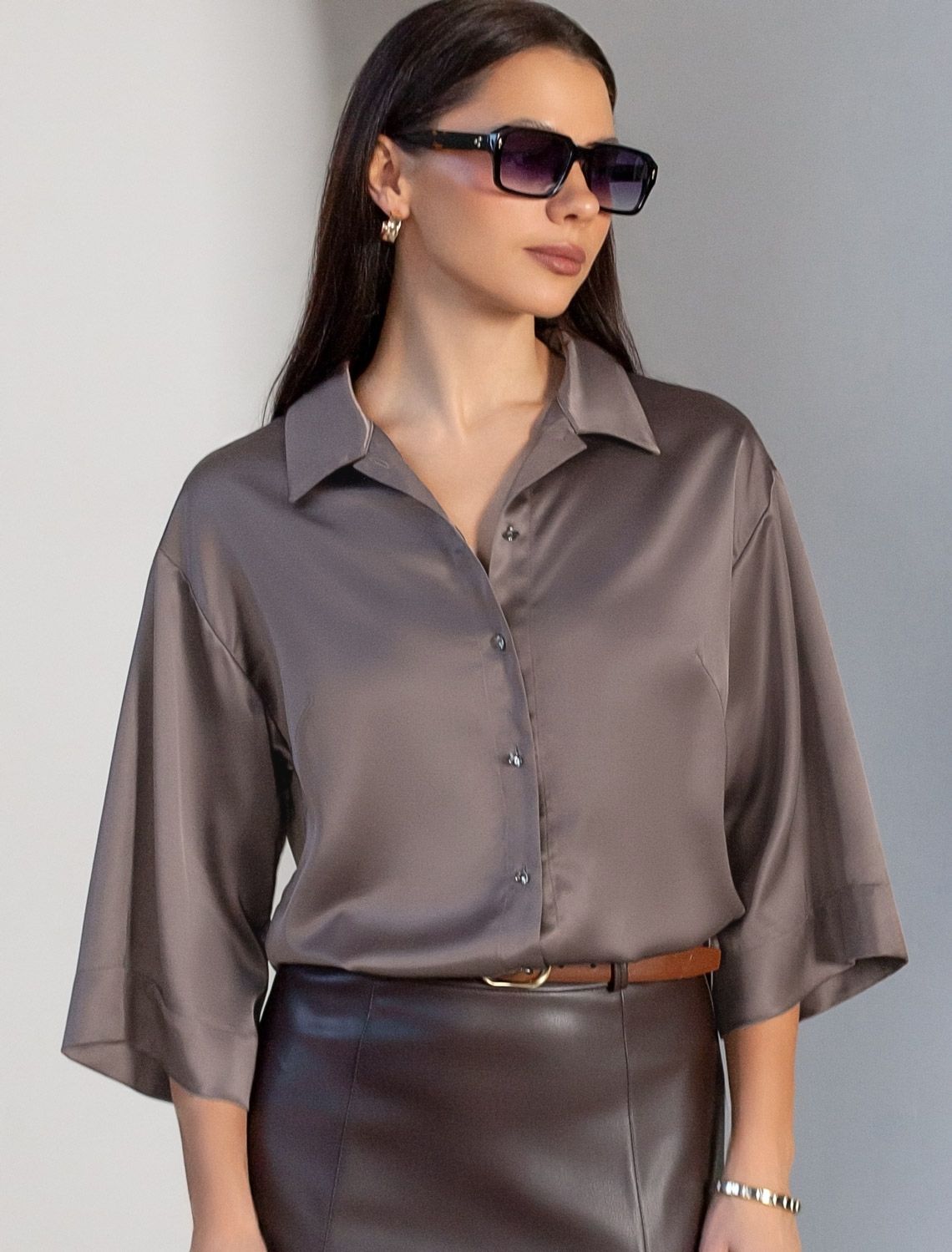 Блузка с короткими рукавами из плотного струящегося сатина