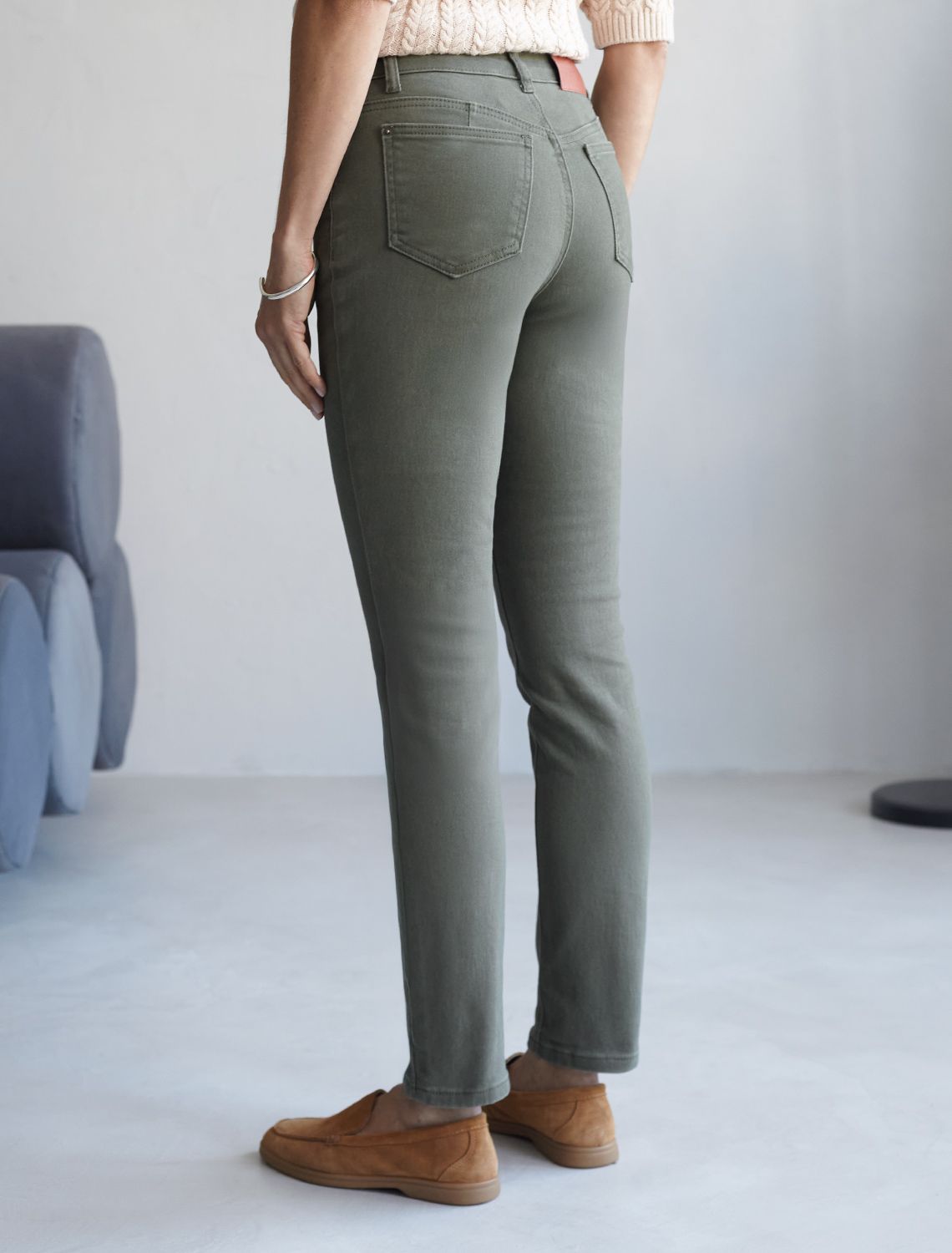 Джинсы из эластичного денима