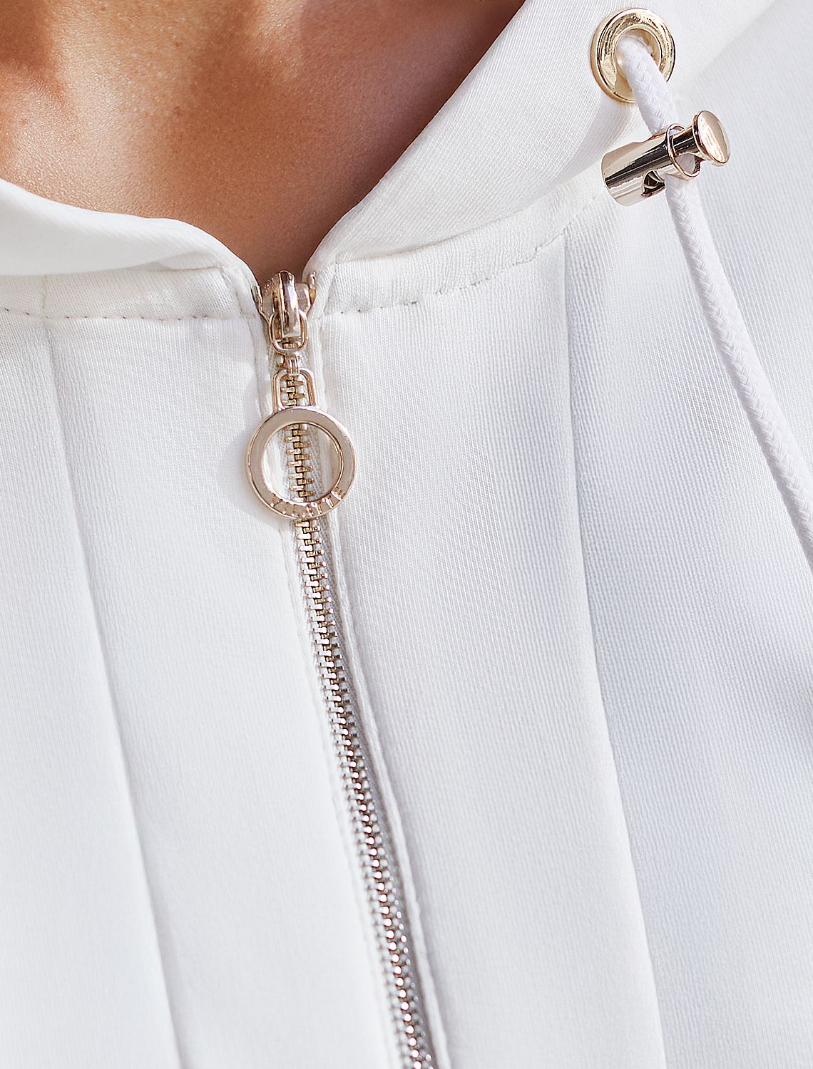 Парка с золотистой фурнитурой из тонкого эластичного футера