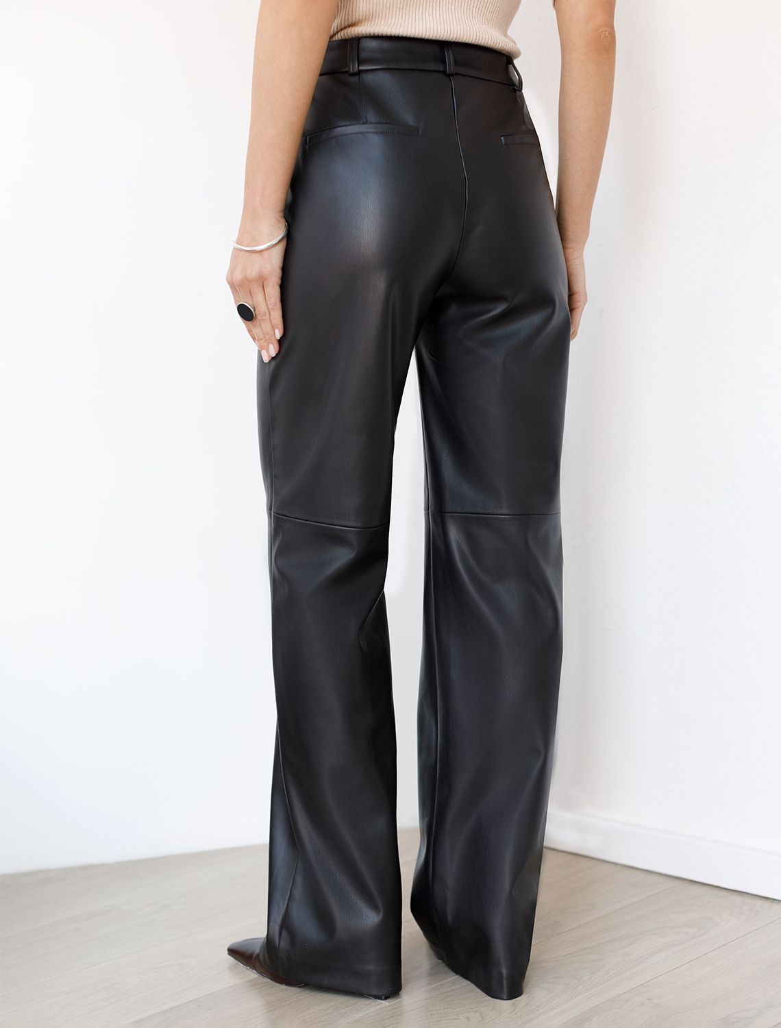 Прямые брюки из искусственной кожи