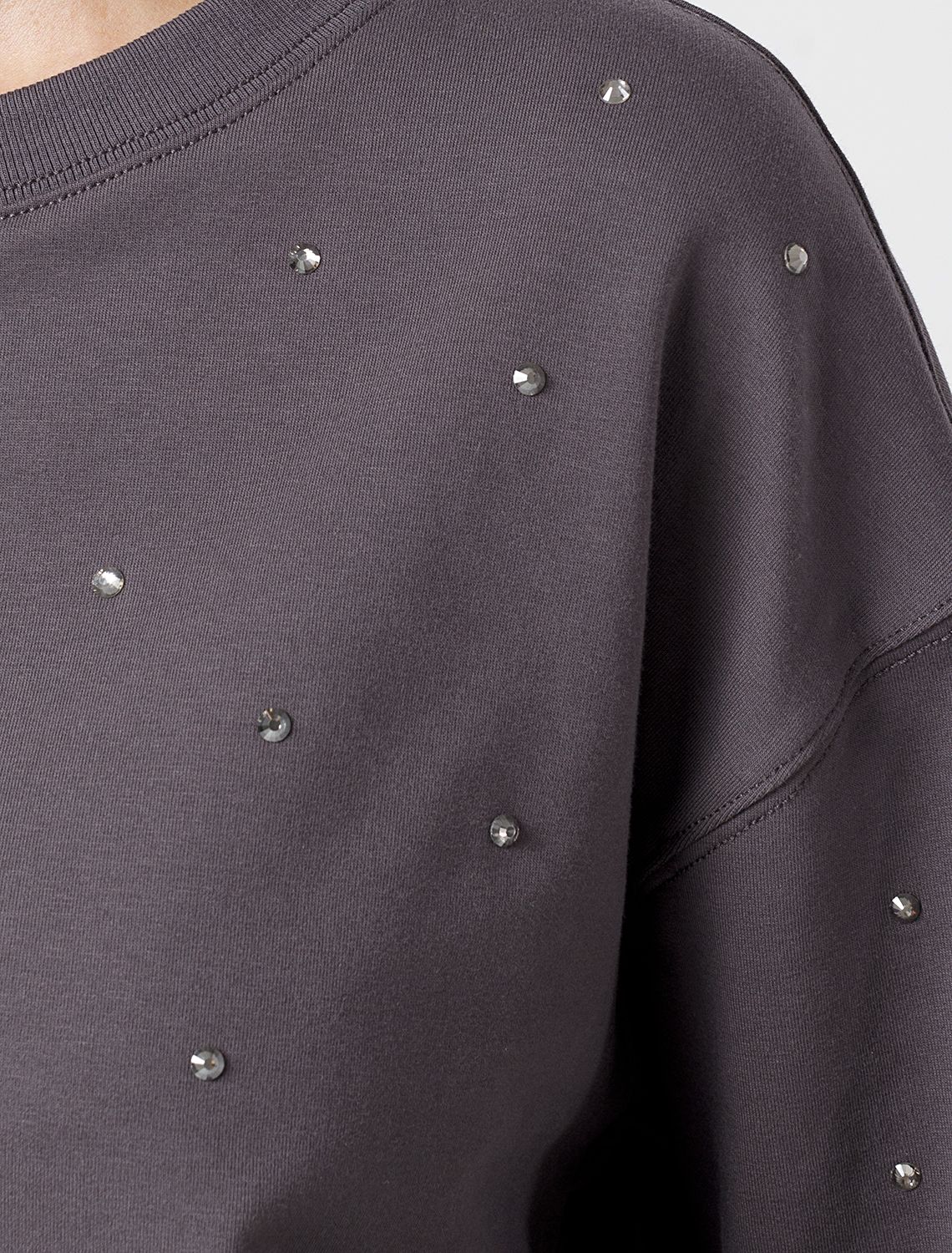 Свитшот из эластичного футера с принтом стразами