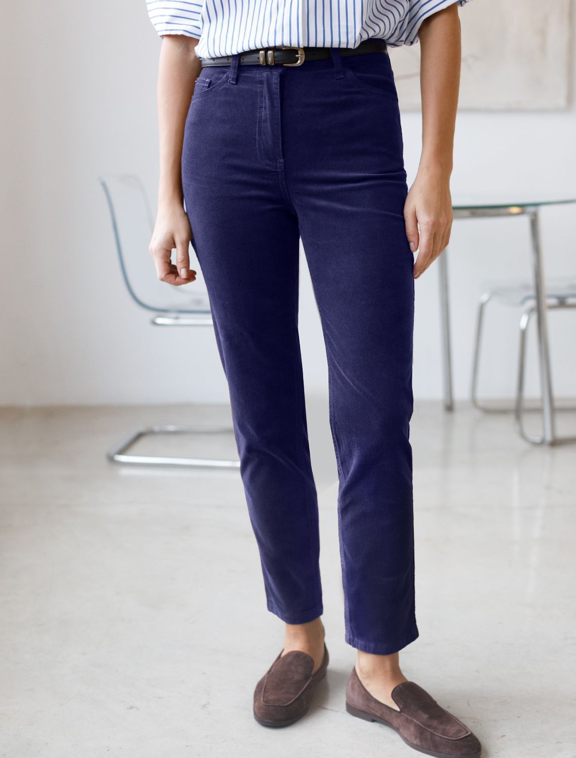 Укороченные эластичные брюки слим из микро вельвета